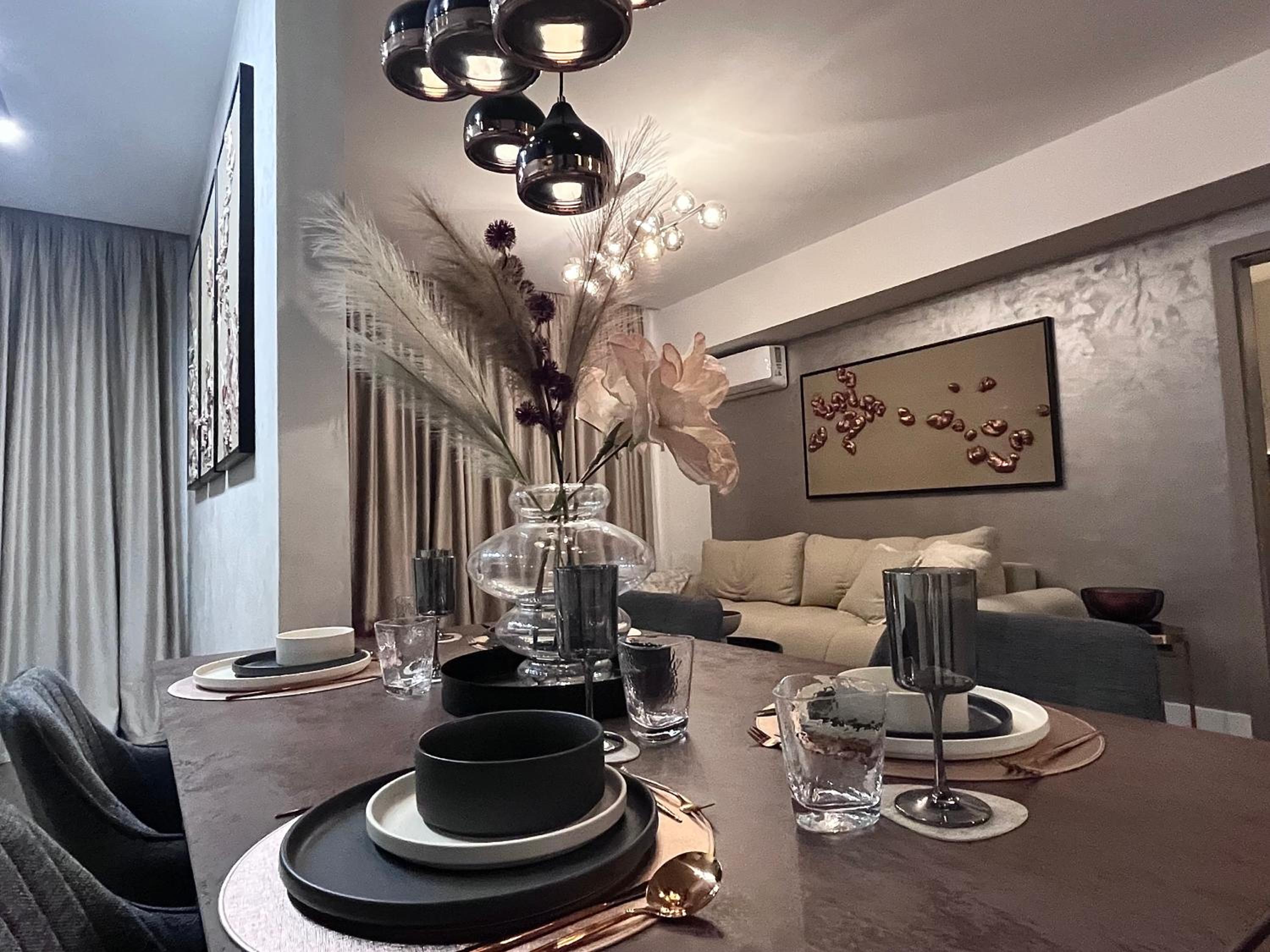 FLH La Vie En Rose Gold - Balcony, Free Parking, Bathtub, King Bed & AC