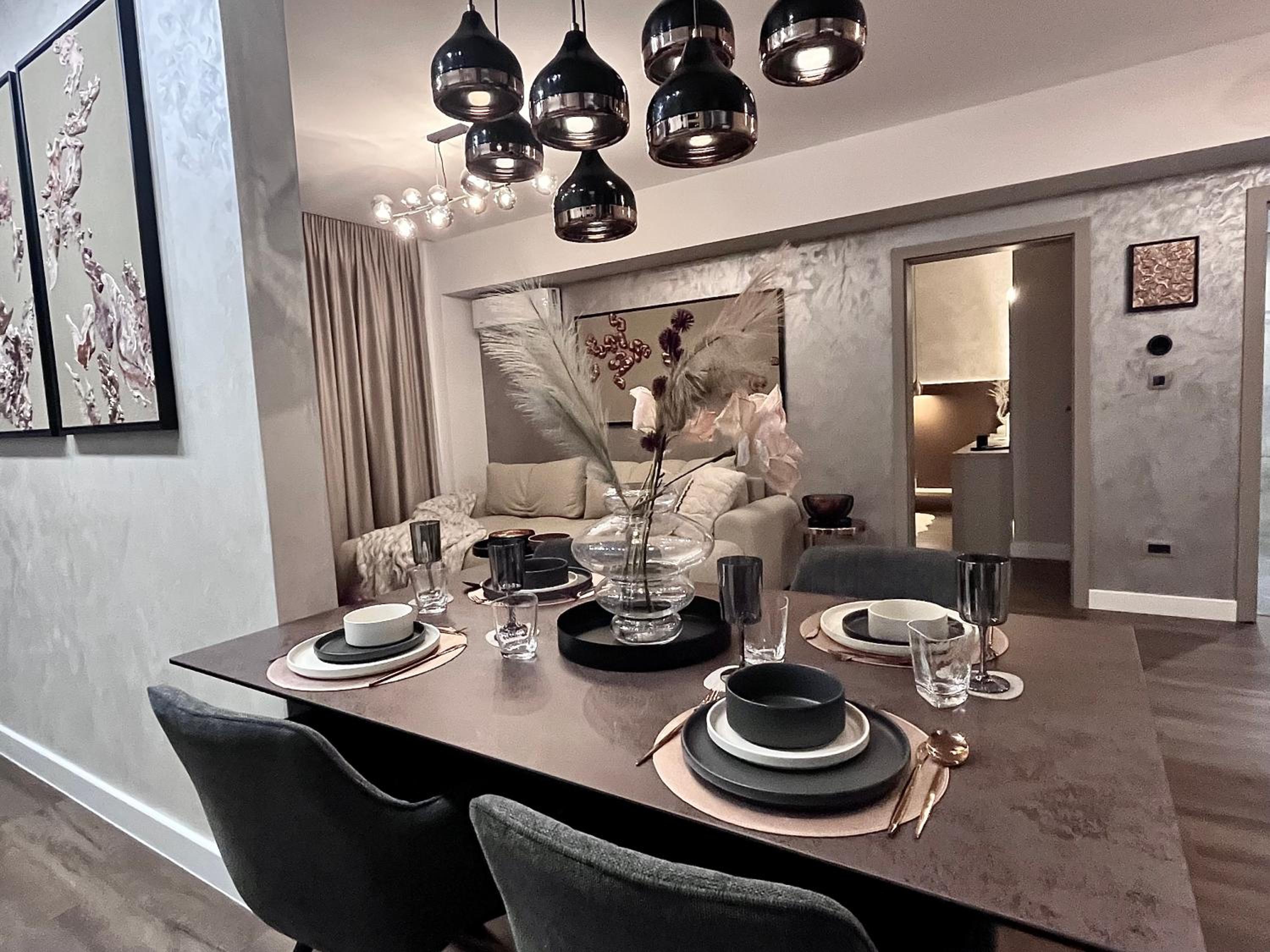 FLH La Vie En Rose Gold - Balcony, Free Parking, Bathtub, King Bed & AC