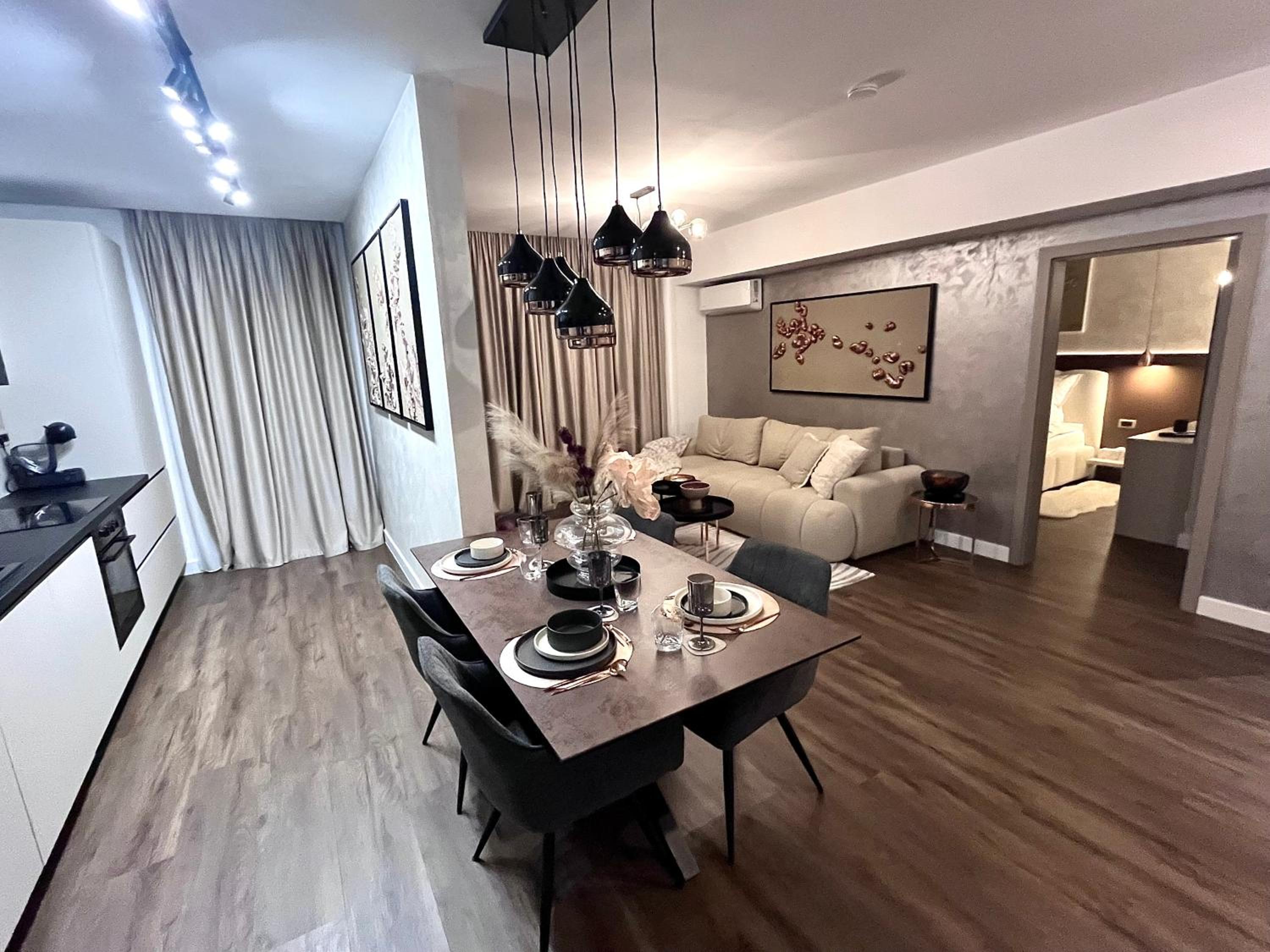FLH La Vie En Rose Gold - Balcony, Free Parking, Bathtub, King Bed & AC
