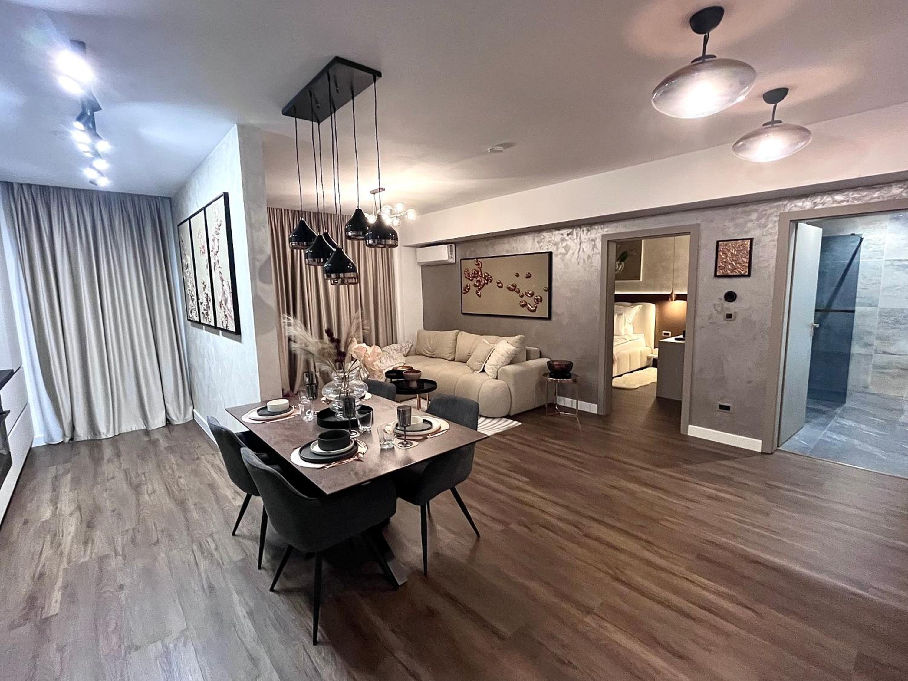 FLH La Vie En Rose Gold - Balcony, Free Parking, Bathtub, King Bed & AC