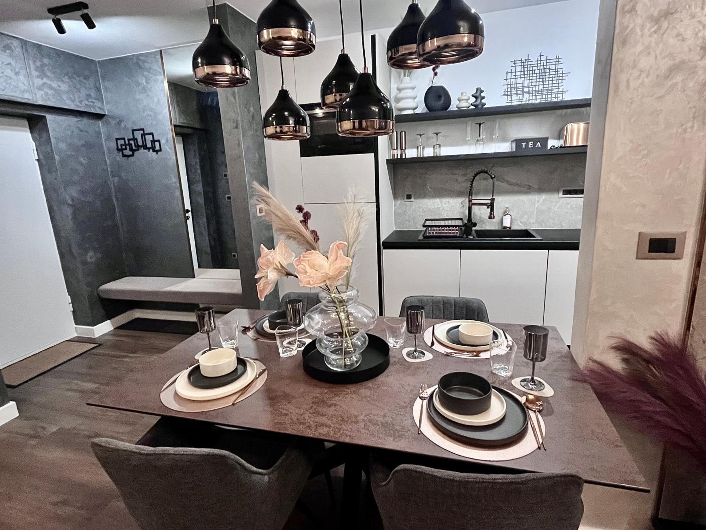FLH La Vie En Rose Gold - Balcony, Free Parking, Bathtub, King Bed & AC