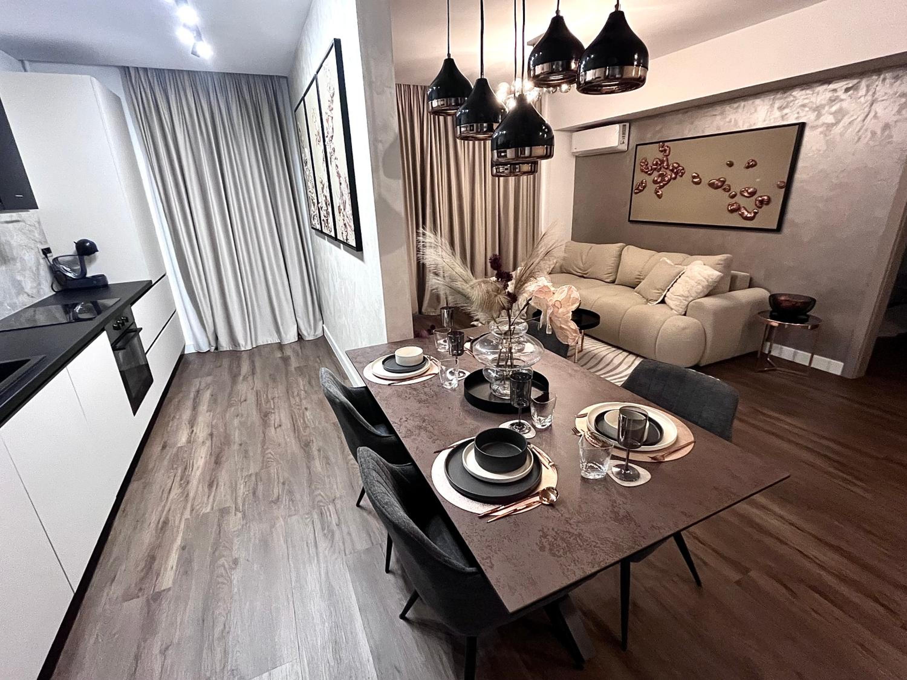 FLH La Vie En Rose Gold - Balcony, Free Parking, Bathtub, King Bed & AC