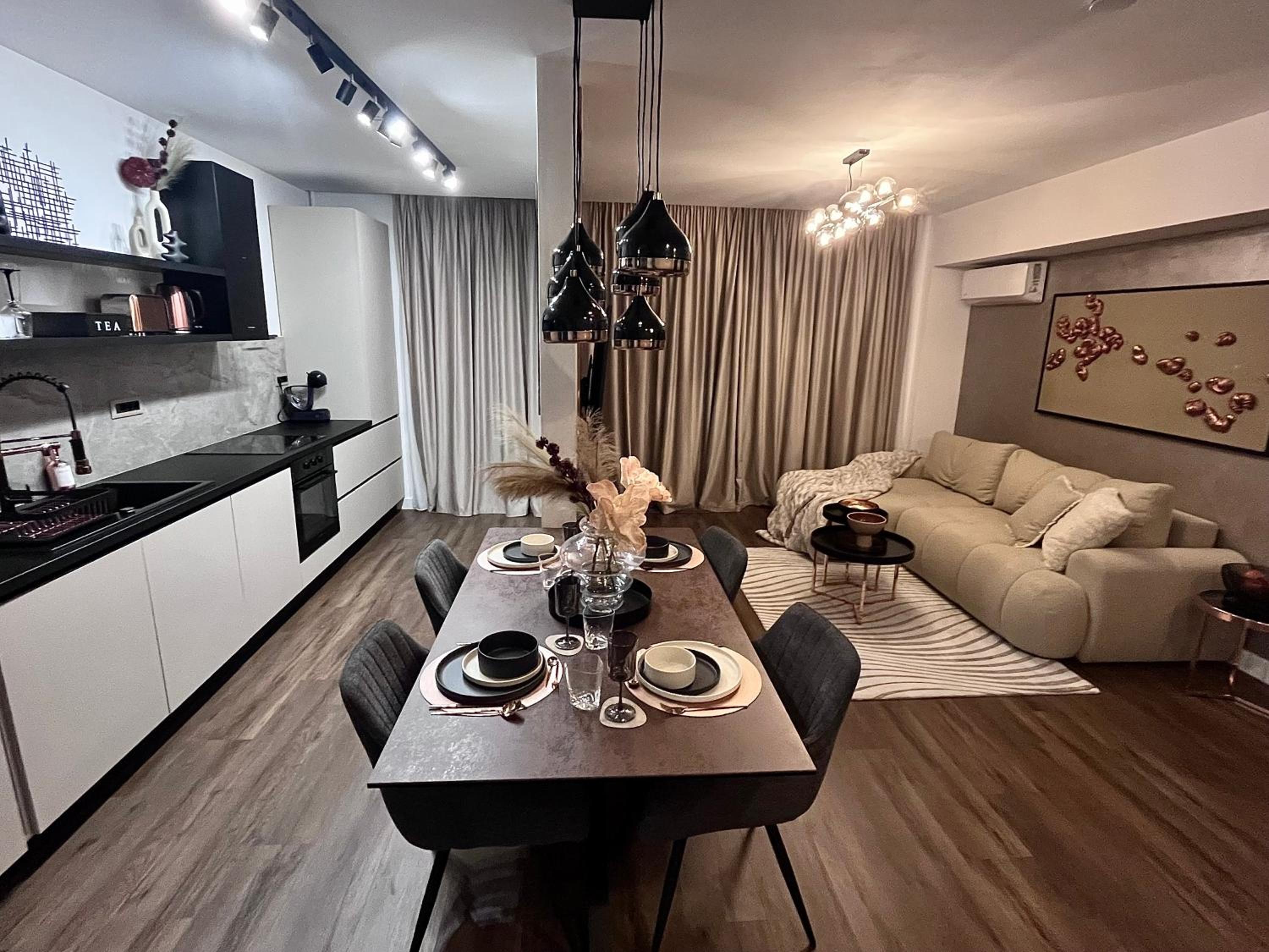 FLH La Vie En Rose Gold - Balcony, Free Parking, Bathtub, King Bed & AC