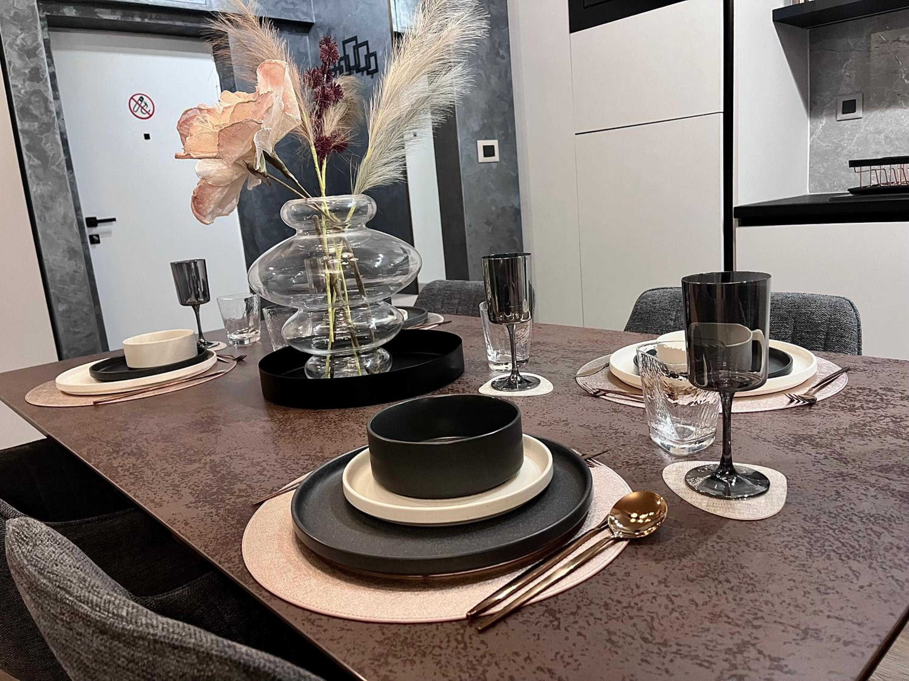 FLH La Vie En Rose Gold - Balcony, Free Parking, Bathtub, King Bed & AC