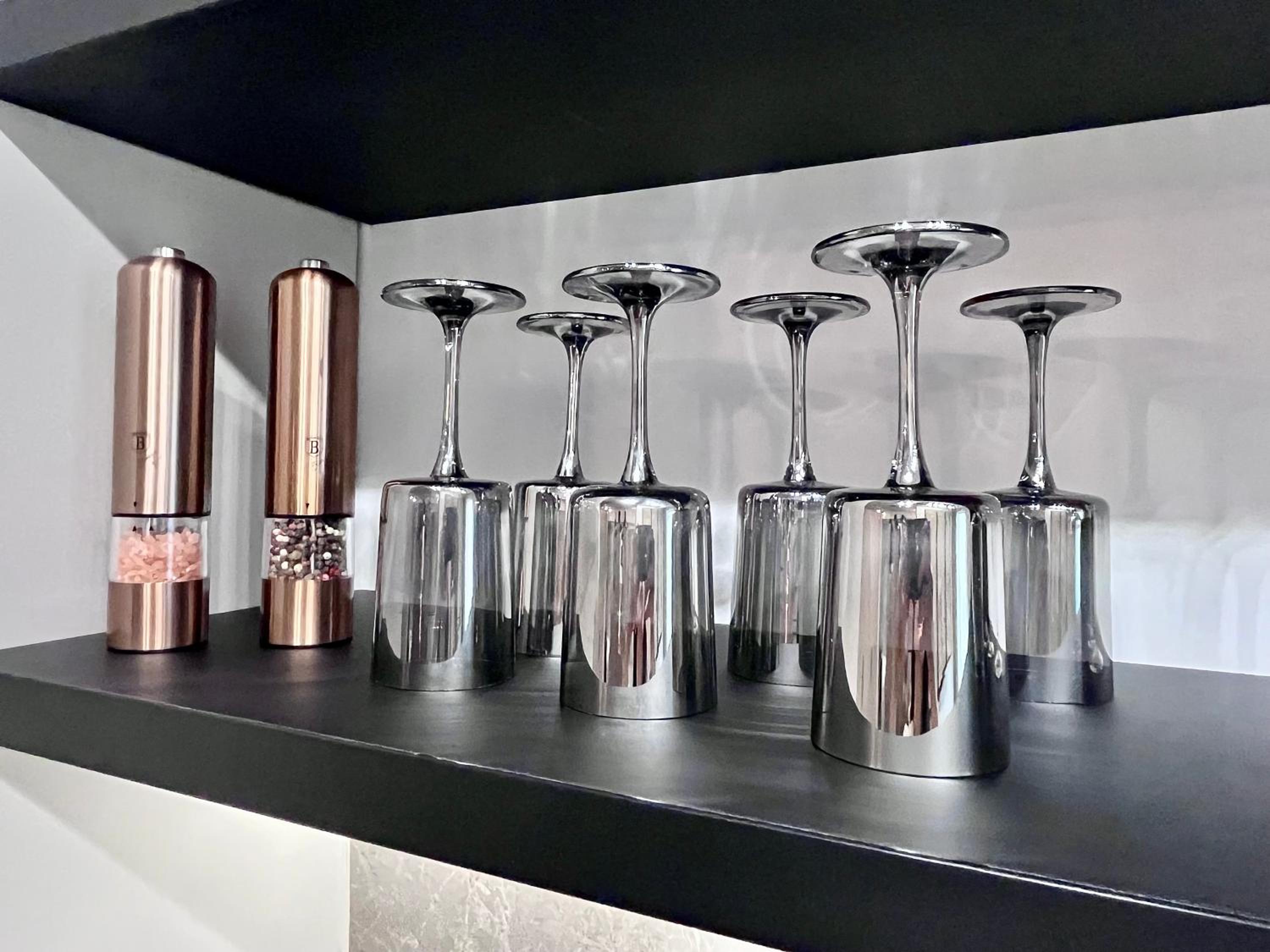 FLH La Vie En Rose Gold - Balcony, Free Parking, Bathtub, King Bed & AC