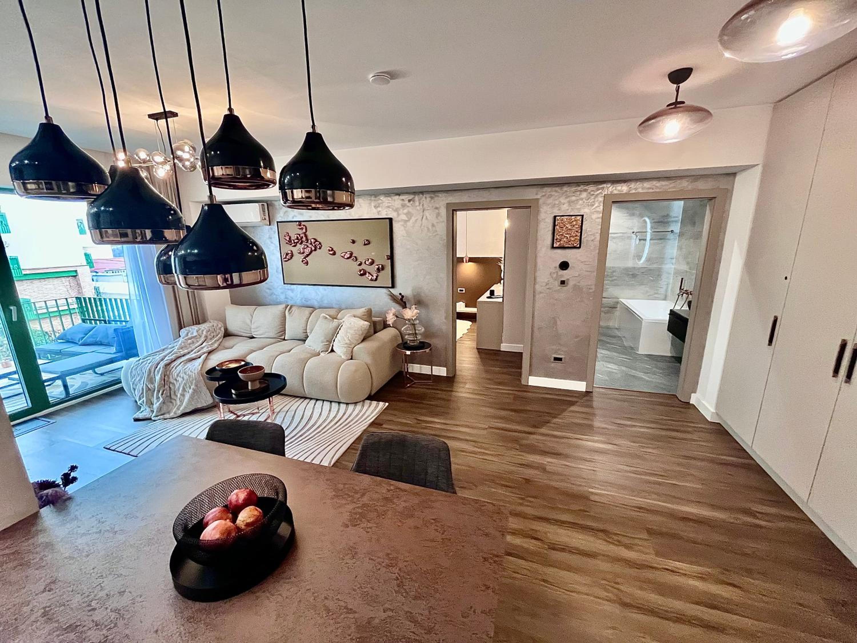 FLH La Vie En Rose Gold - Balcony, Free Parking, Bathtub, King Bed & AC