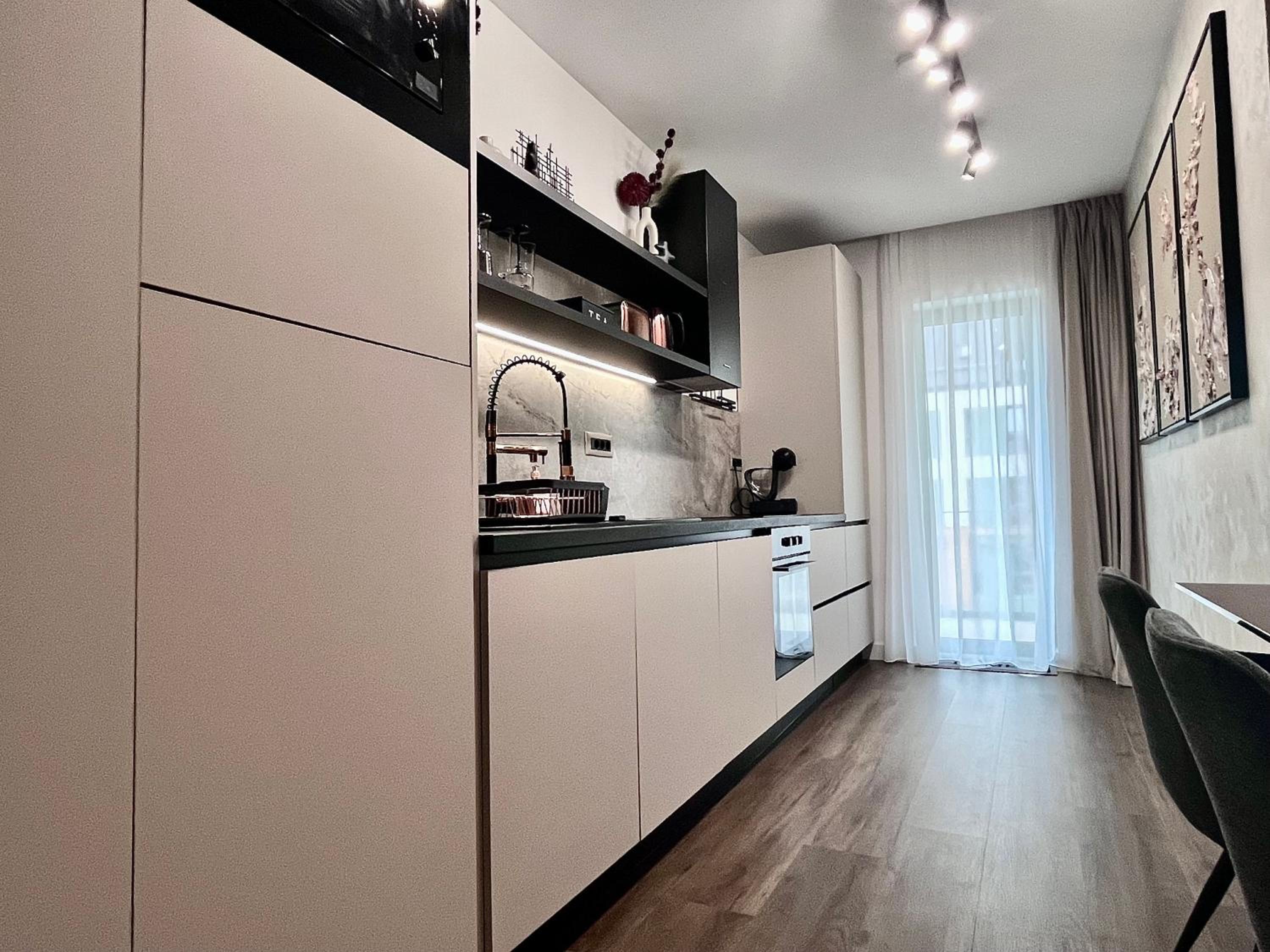 FLH La Vie En Rose Gold - Balcony, Free Parking, Bathtub, King Bed & AC
