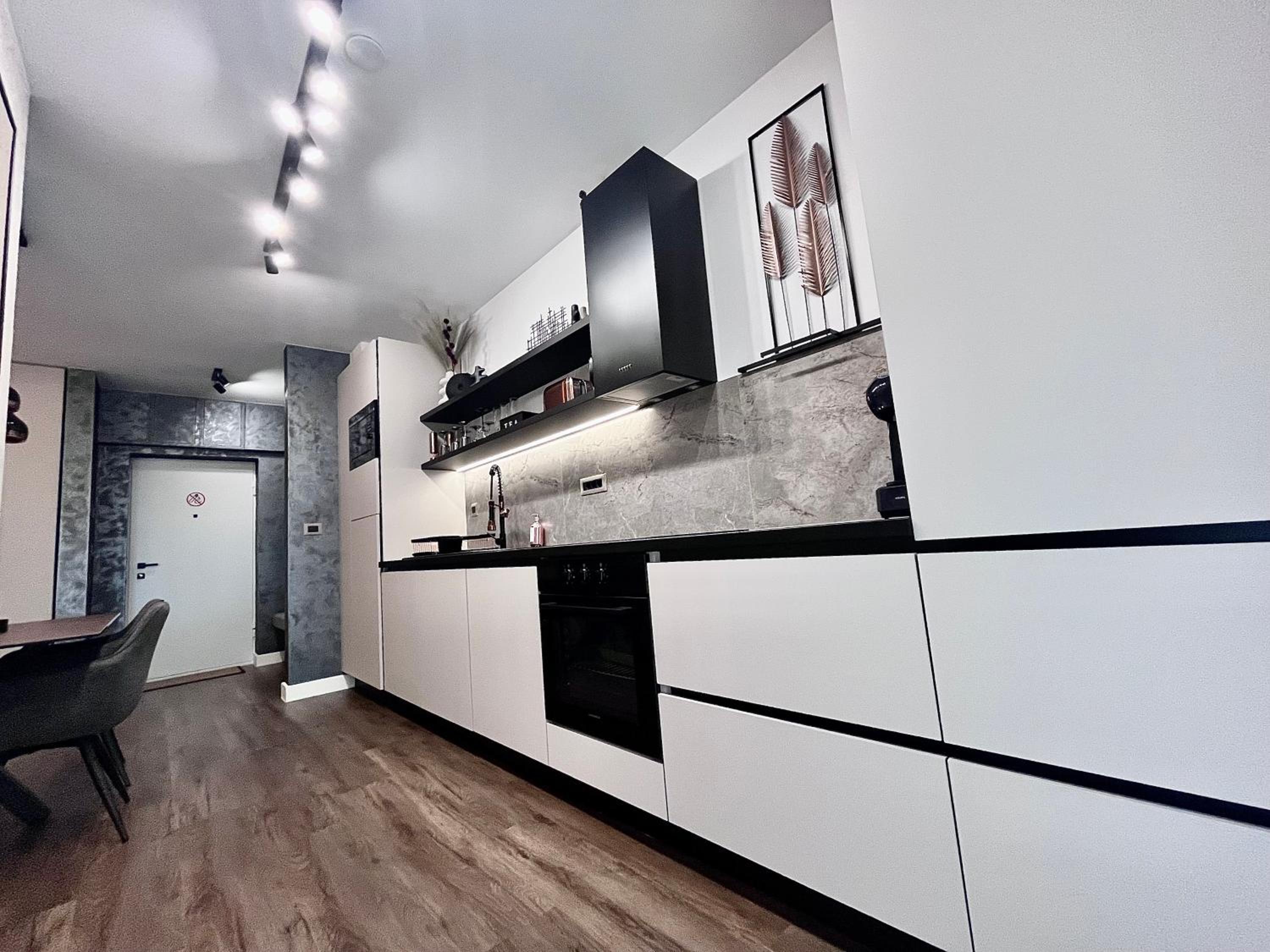 FLH La Vie En Rose Gold - Balcony, Free Parking, Bathtub, King Bed & AC