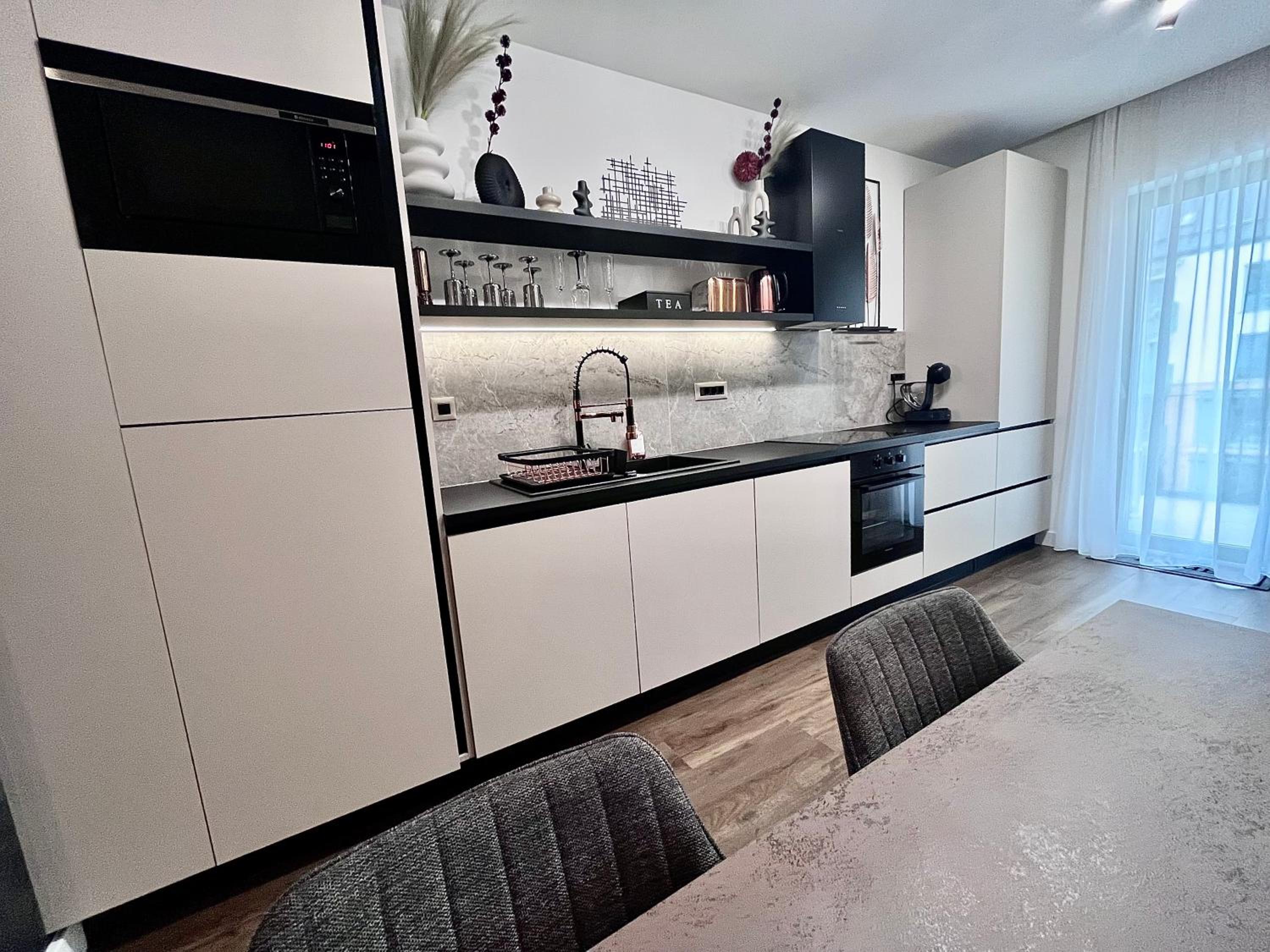 FLH La Vie En Rose Gold - Balcony, Free Parking, Bathtub, King Bed & AC