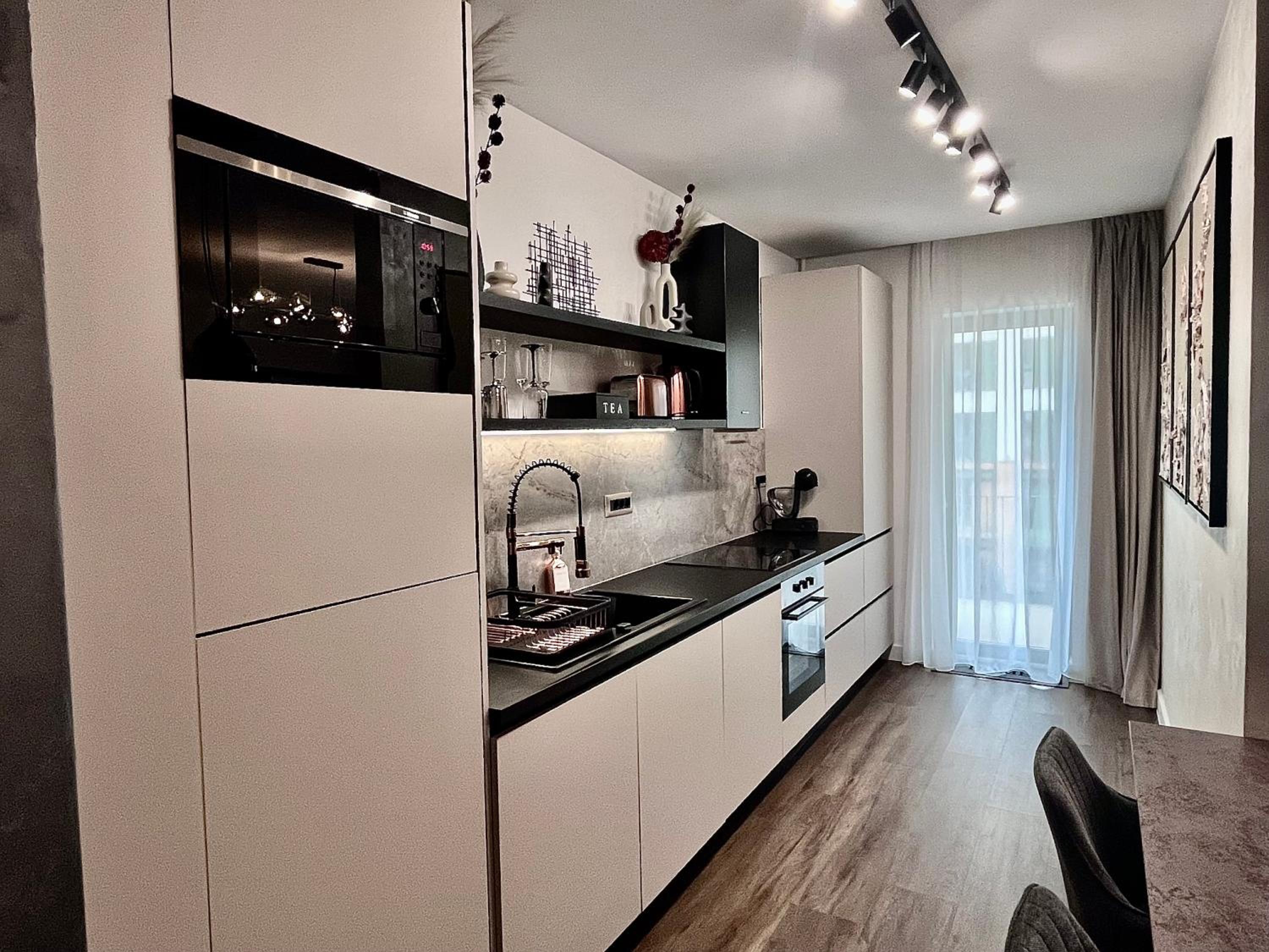 FLH La Vie En Rose Gold - Balcony, Free Parking, Bathtub, King Bed & AC