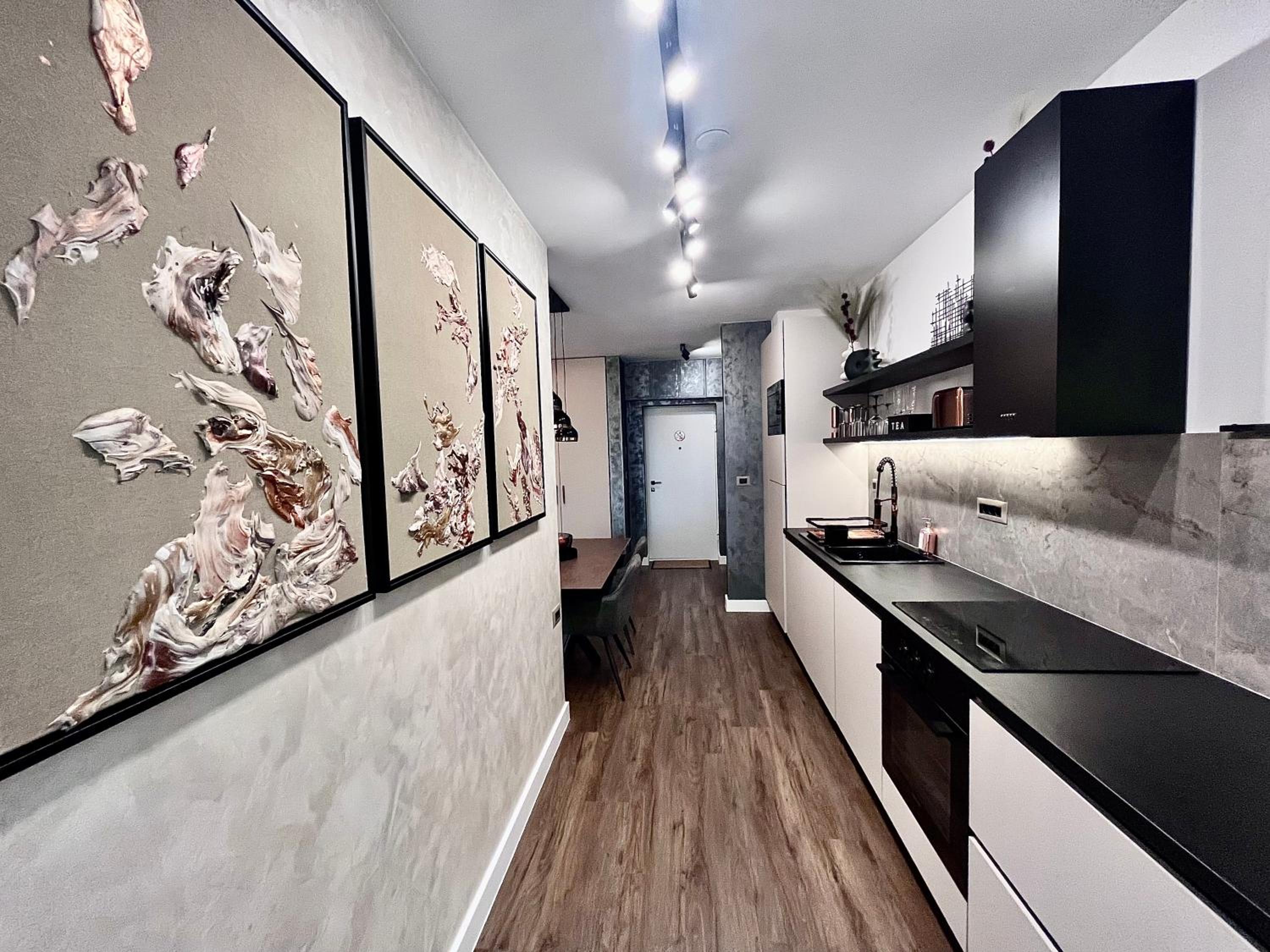 FLH La Vie En Rose Gold - Balcony, Free Parking, Bathtub, King Bed & AC