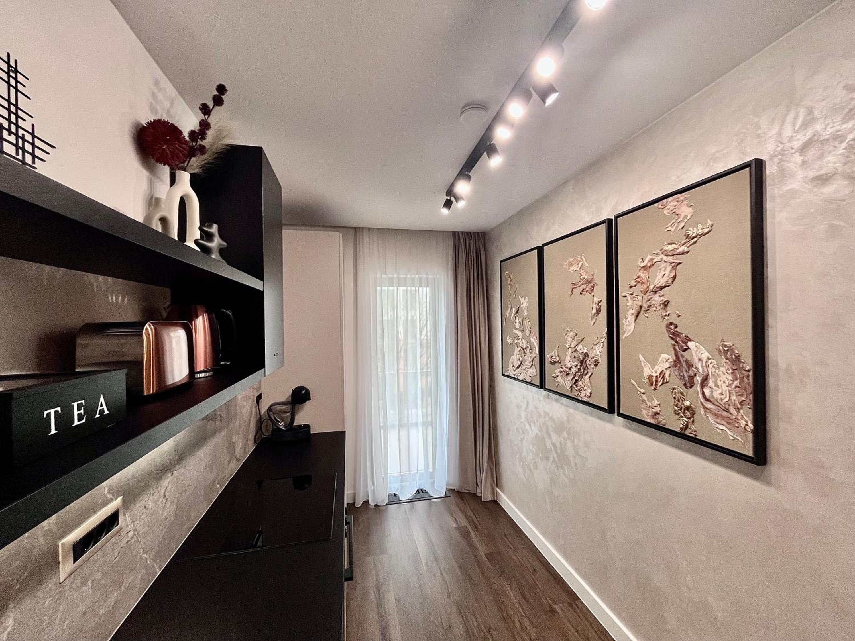 FLH La Vie En Rose Gold - Balcony, Free Parking, Bathtub, King Bed & AC