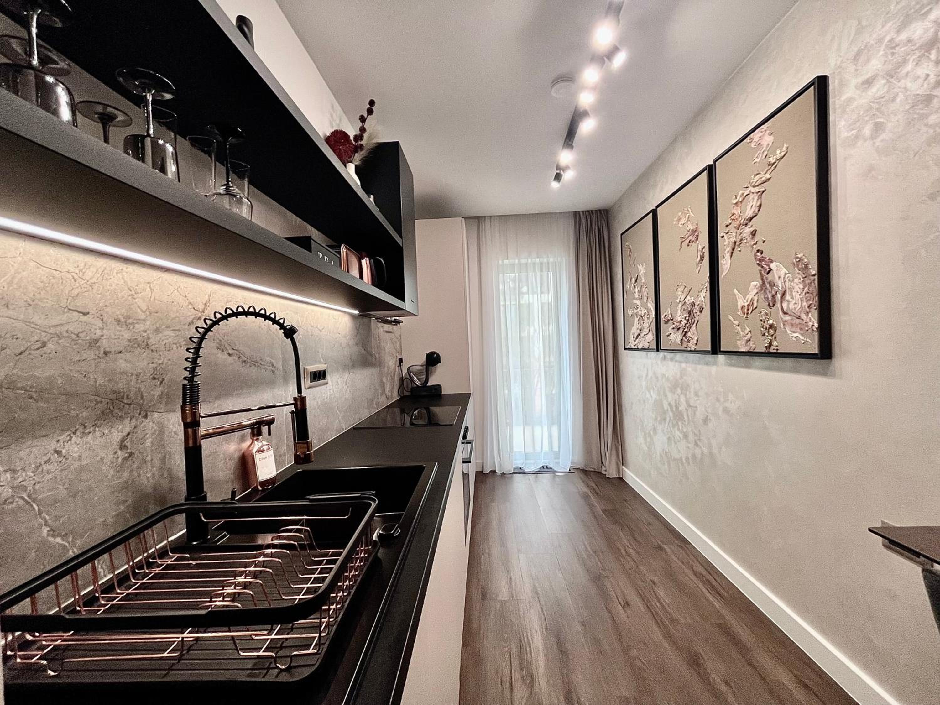 FLH La Vie En Rose Gold - Balcony, Free Parking, Bathtub, King Bed & AC