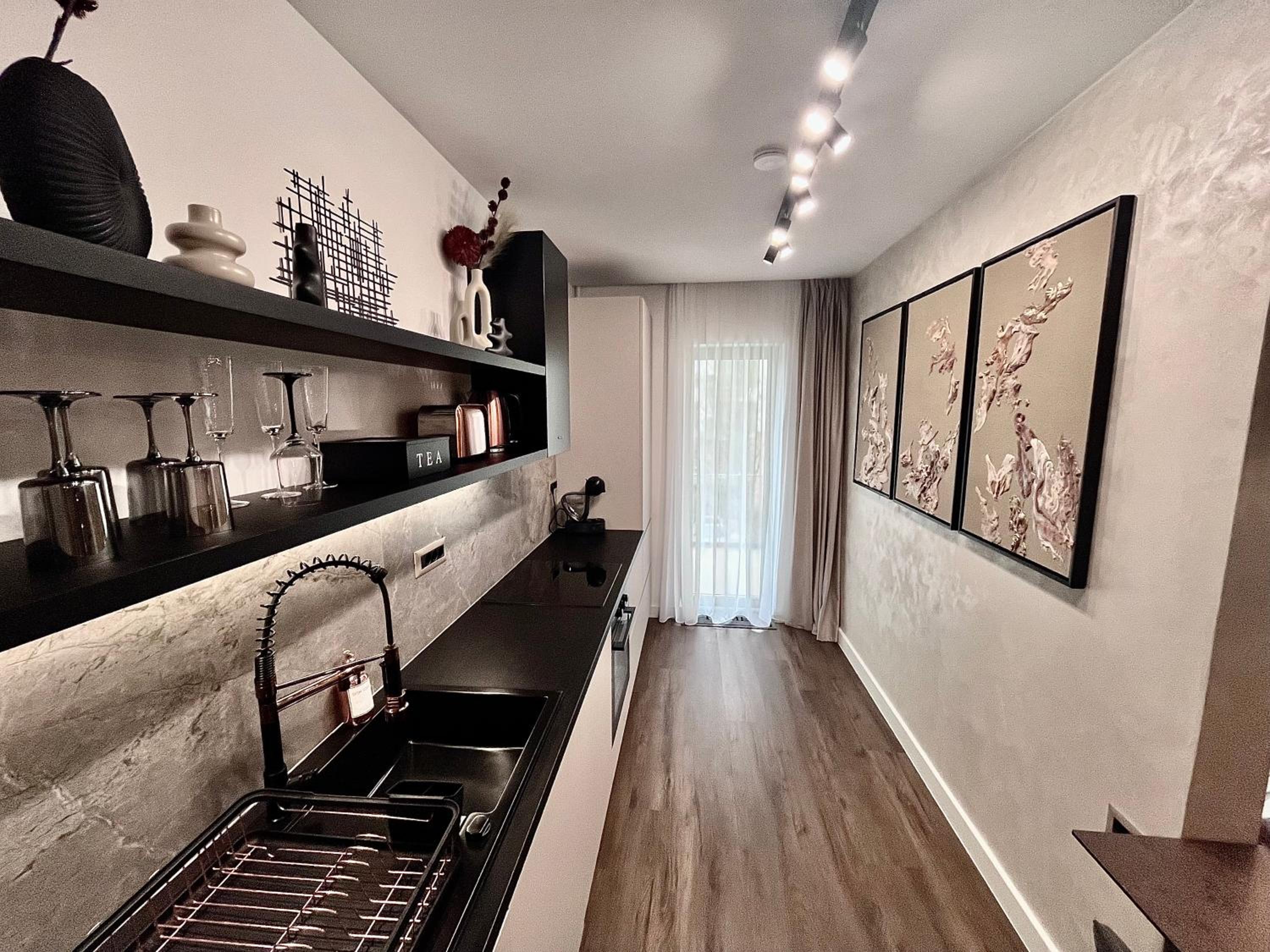 FLH La Vie En Rose Gold - Balcony, Free Parking, Bathtub, King Bed & AC