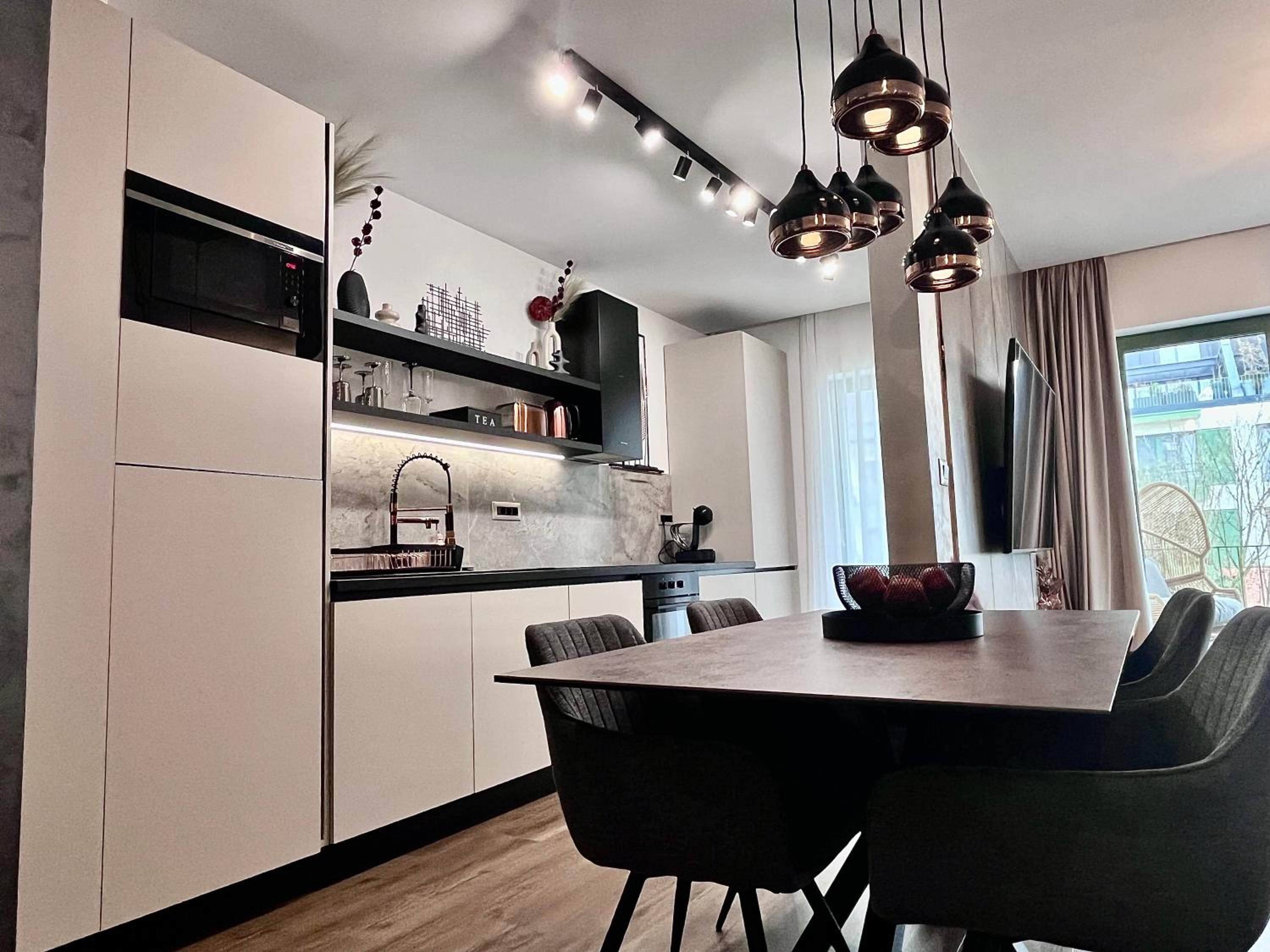 FLH La Vie En Rose Gold - Balcony, Free Parking, Bathtub, King Bed & AC