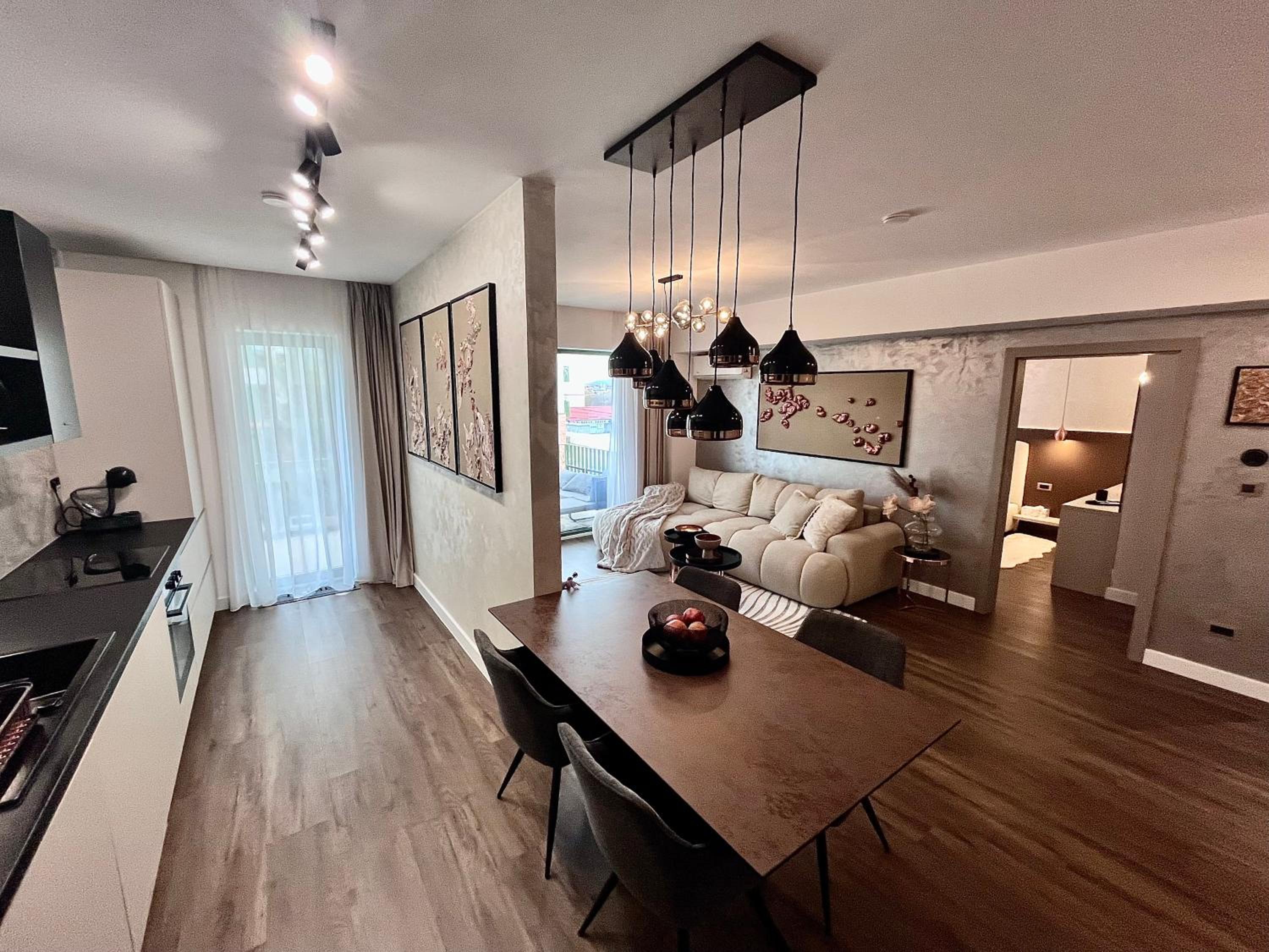 FLH La Vie En Rose Gold - Balcony, Free Parking, Bathtub, King Bed & AC