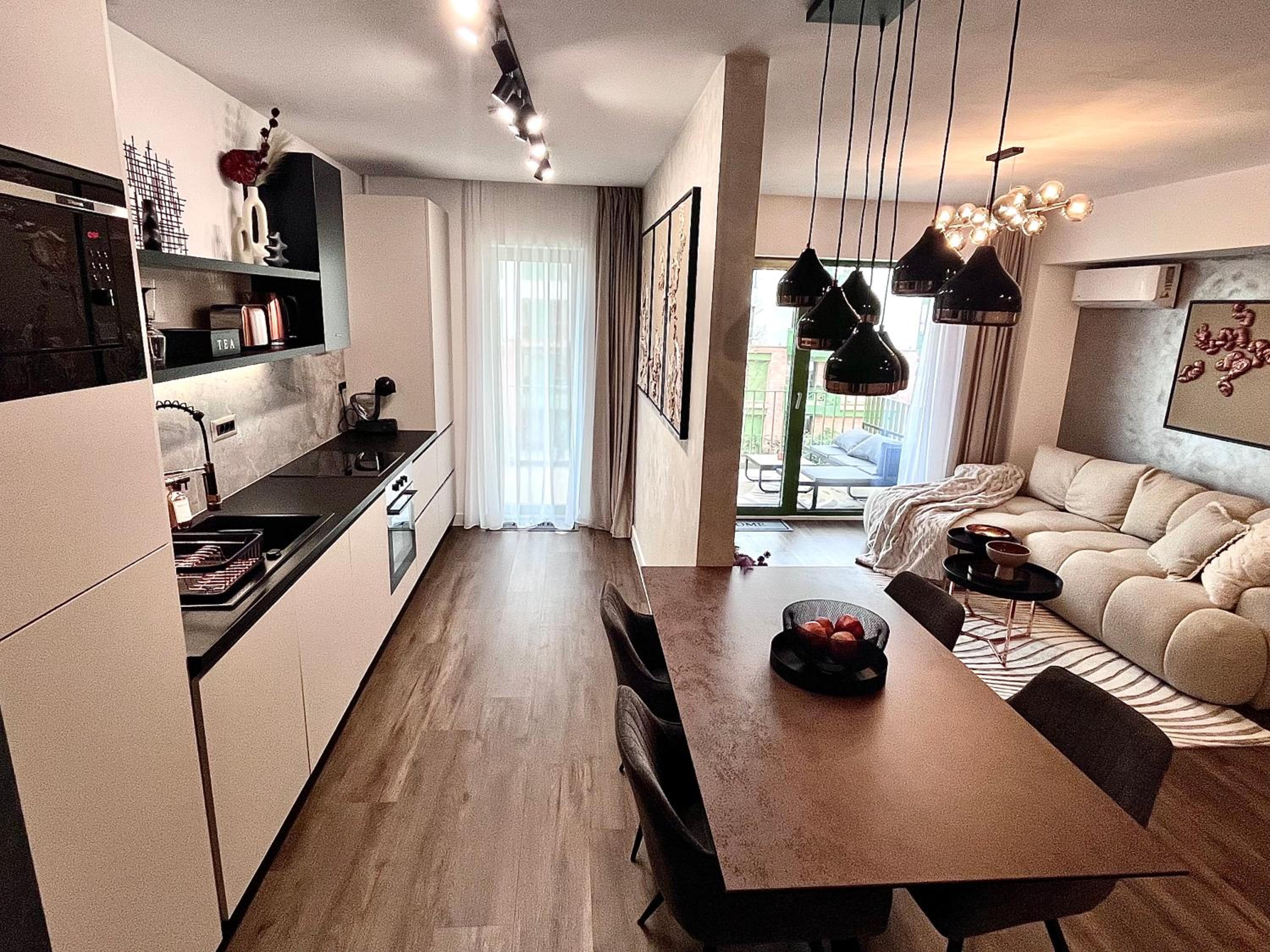 FLH La Vie En Rose Gold - Balcony, Free Parking, Bathtub, King Bed & AC