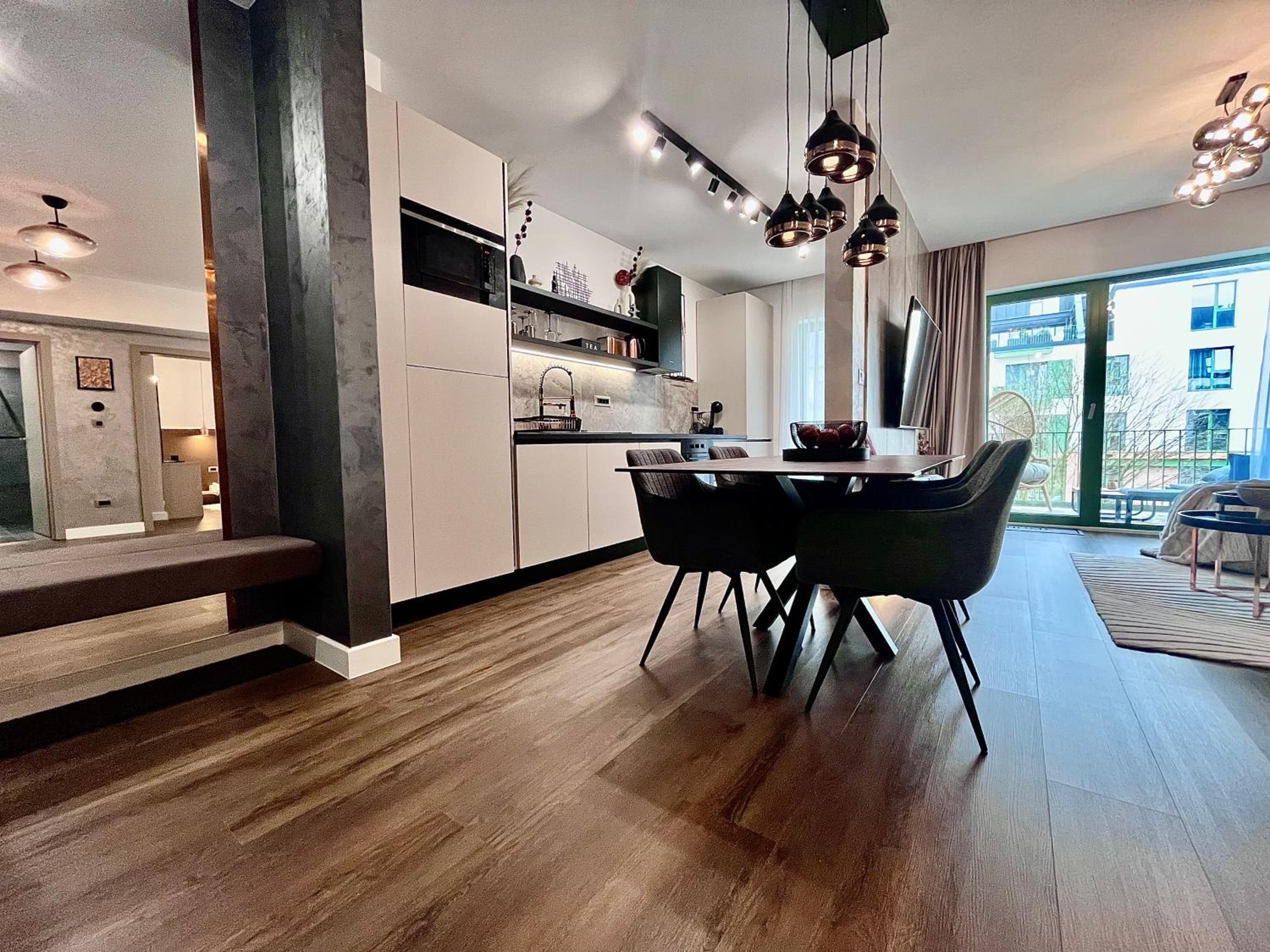 FLH La Vie En Rose Gold - Balcony, Free Parking, Bathtub, King Bed & AC