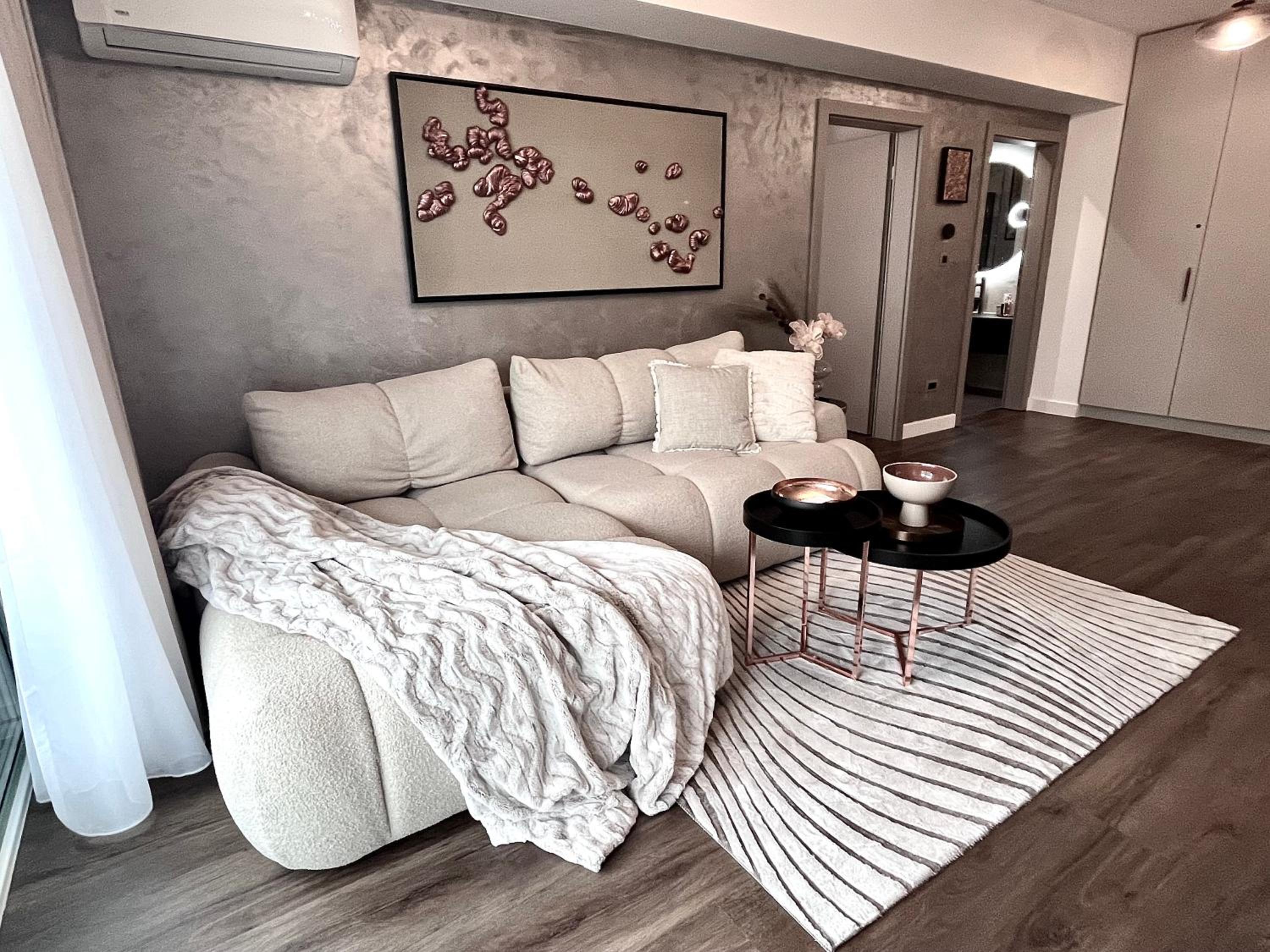 FLH La Vie En Rose Gold - Balcony, Free Parking, Bathtub, King Bed & AC