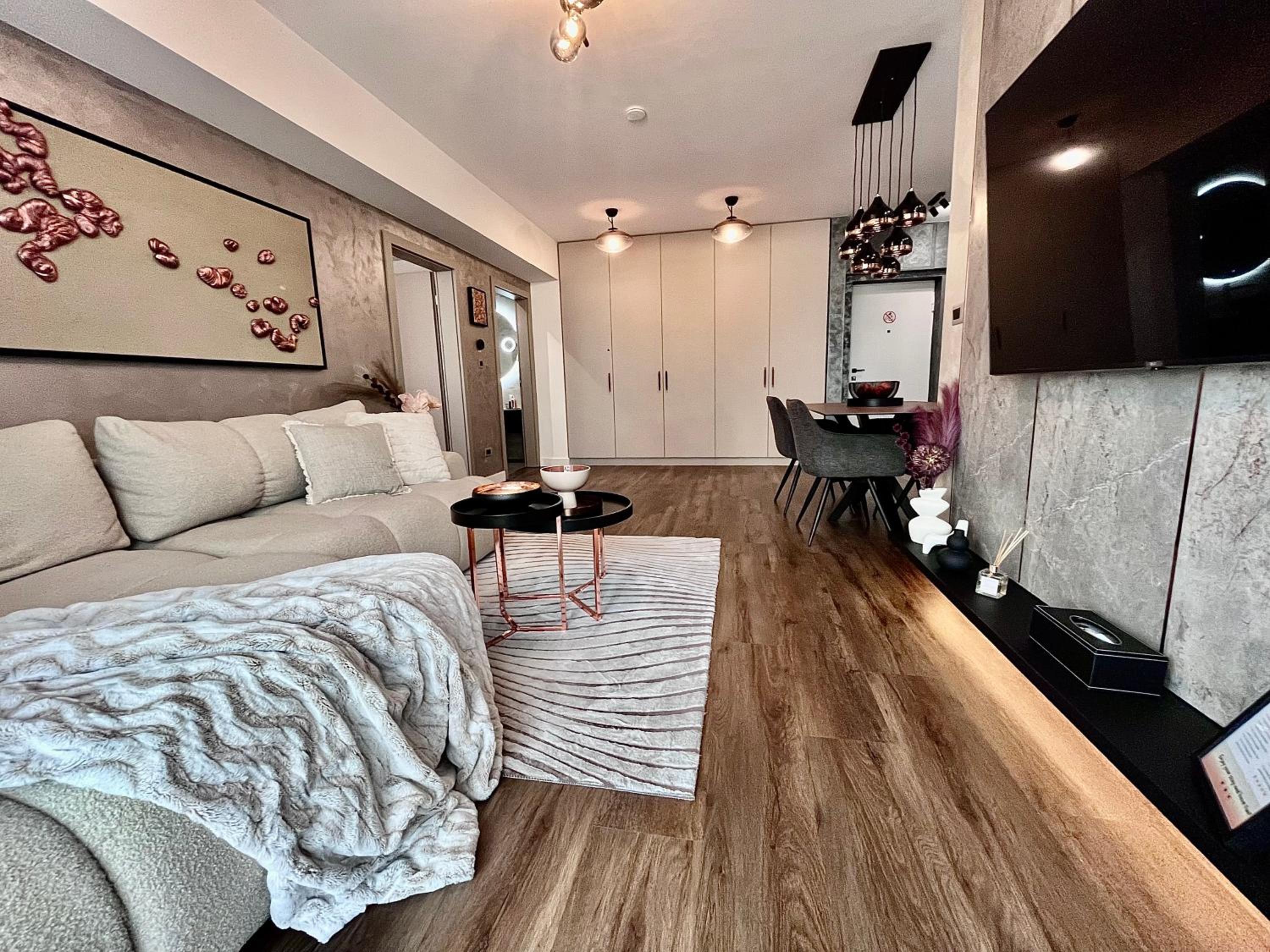 FLH La Vie En Rose Gold - Balcony, Free Parking, Bathtub, King Bed & AC