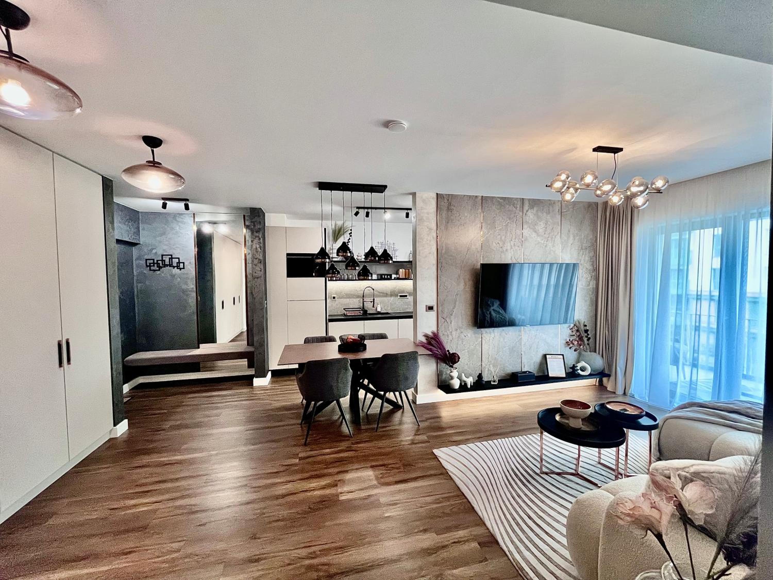 FLH La Vie En Rose Gold - Balcony, Free Parking, Bathtub, King Bed & AC
