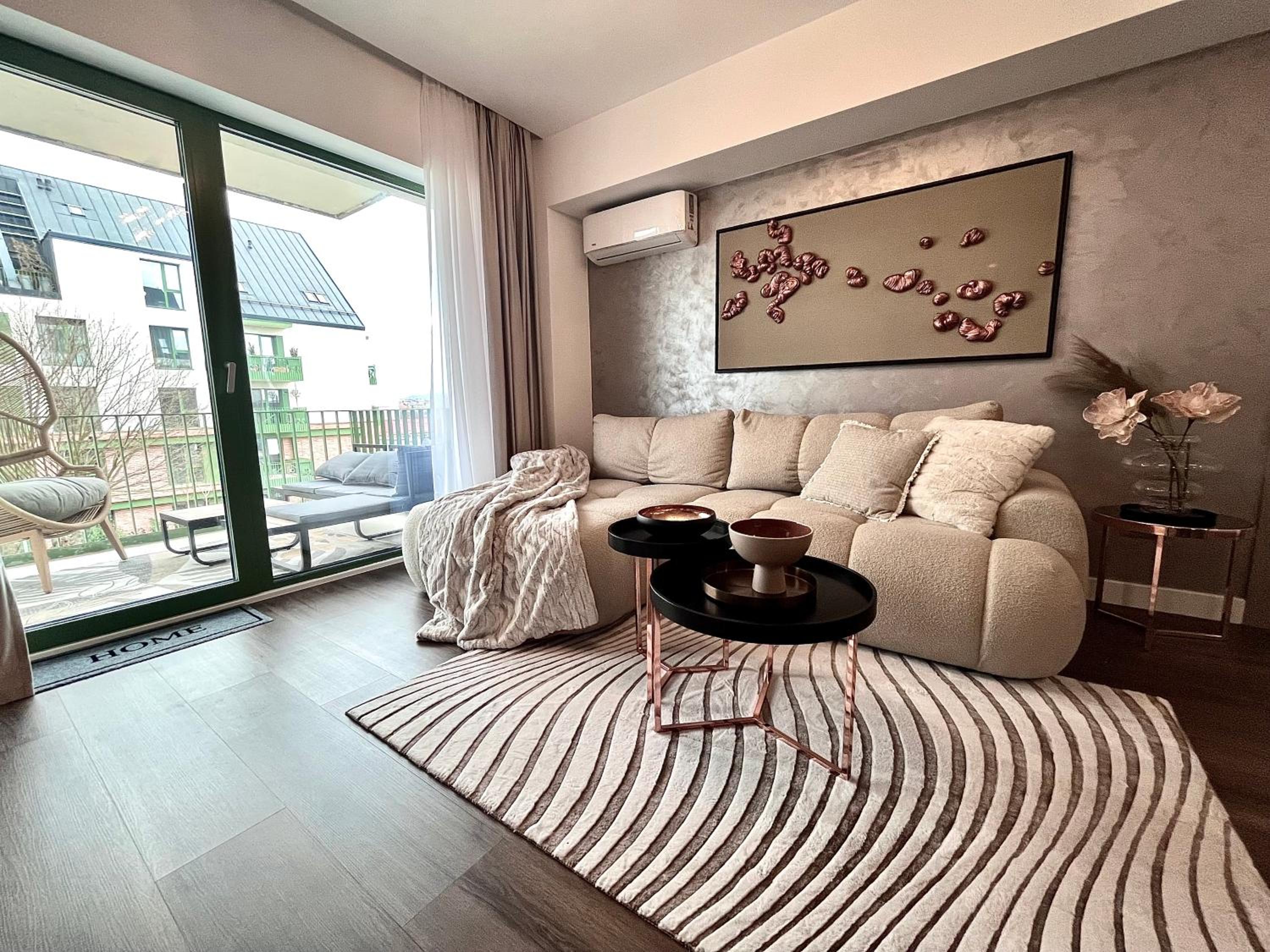 FLH La Vie En Rose Gold - Balcony, Free Parking, Bathtub, King Bed & AC