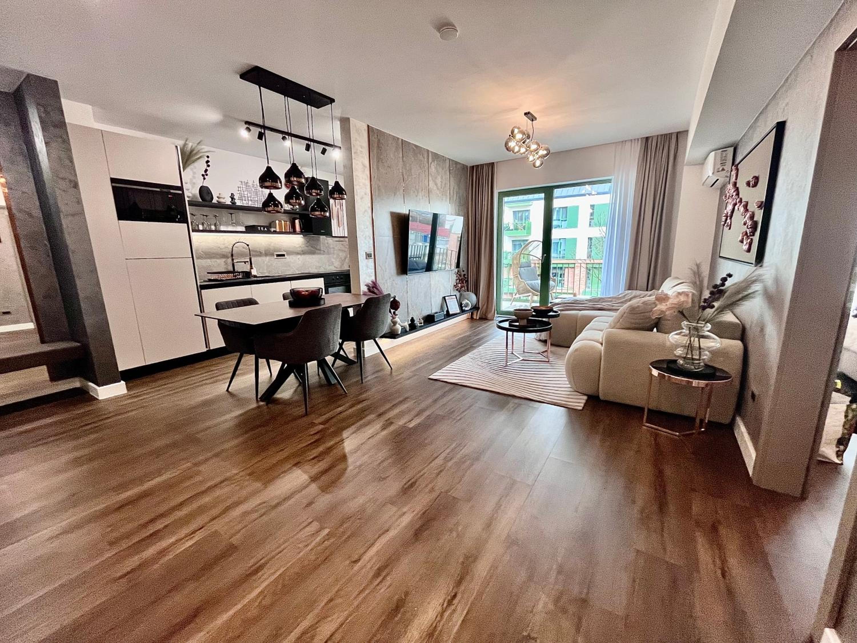 FLH La Vie En Rose Gold - Balcony, Free Parking, Bathtub, King Bed & AC