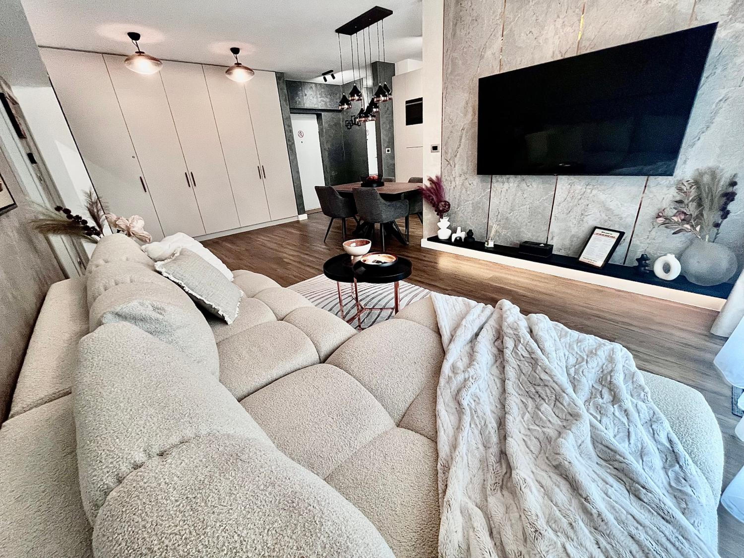FLH La Vie En Rose Gold - Balcony, Free Parking, Bathtub, King Bed & AC