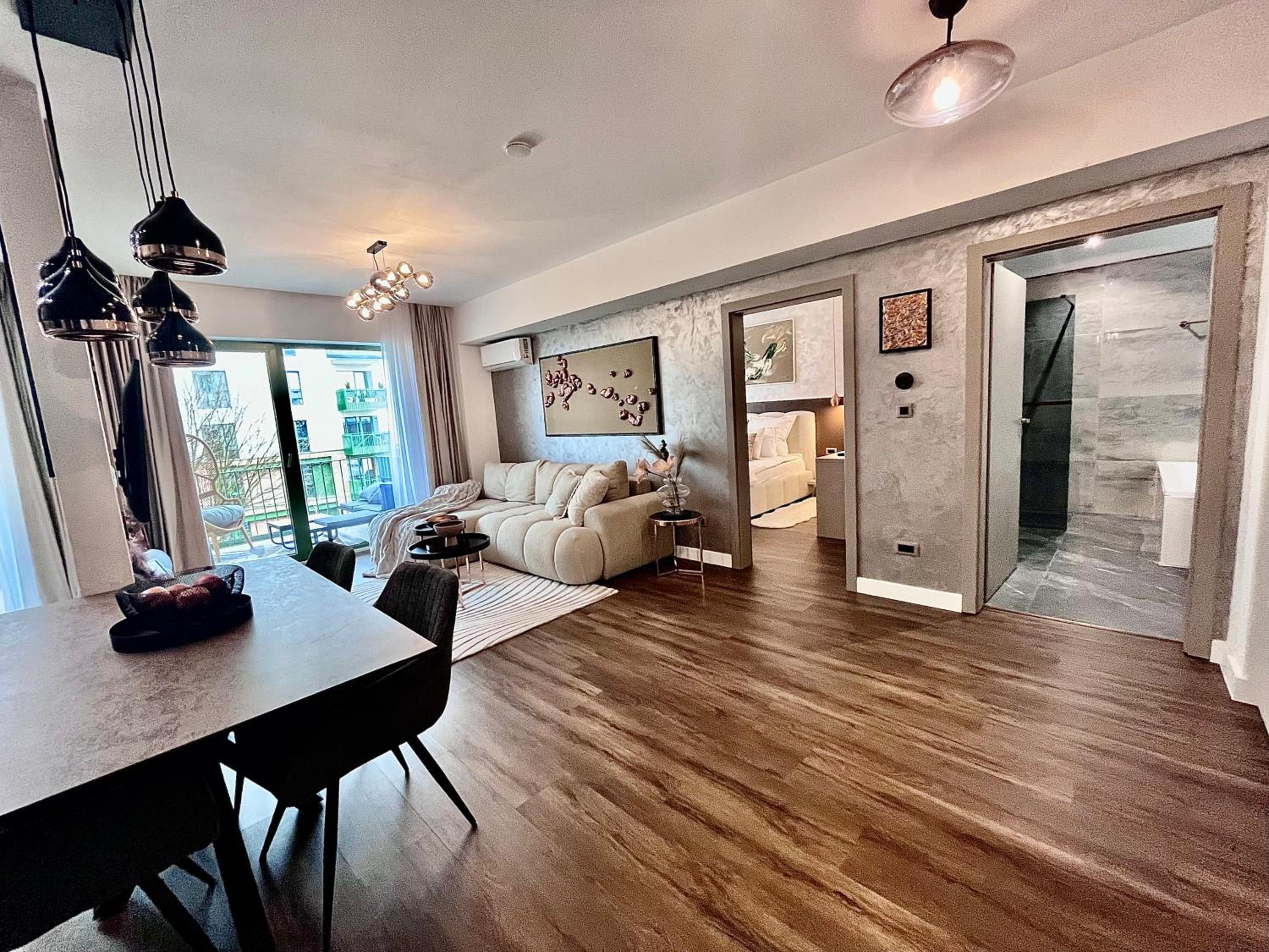 FLH La Vie En Rose Gold - Balcony, Free Parking, Bathtub, King Bed & AC