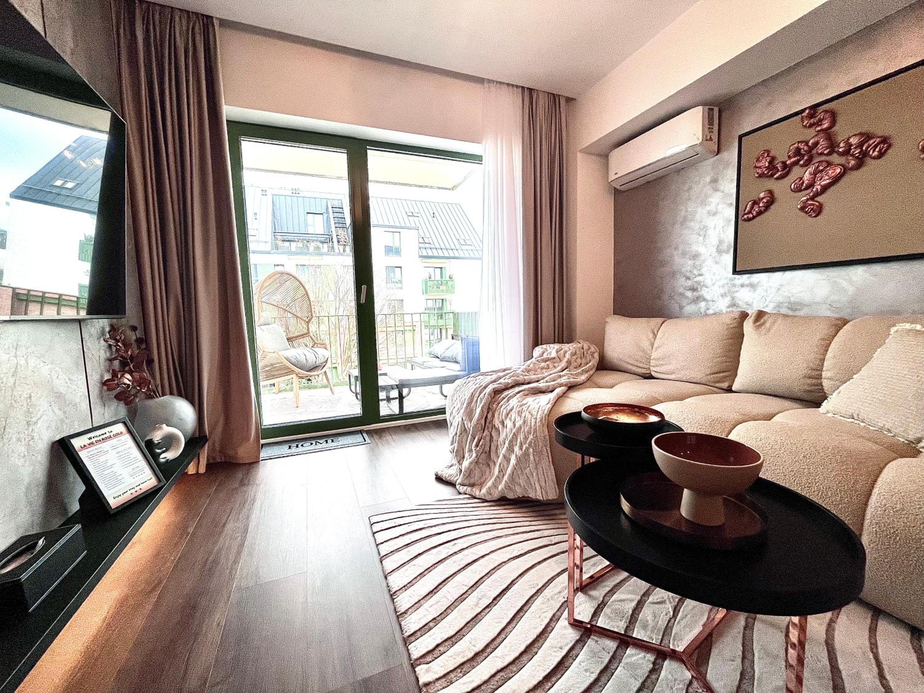 FLH La Vie En Rose Gold - Balcony, Free Parking, Bathtub, King Bed & AC