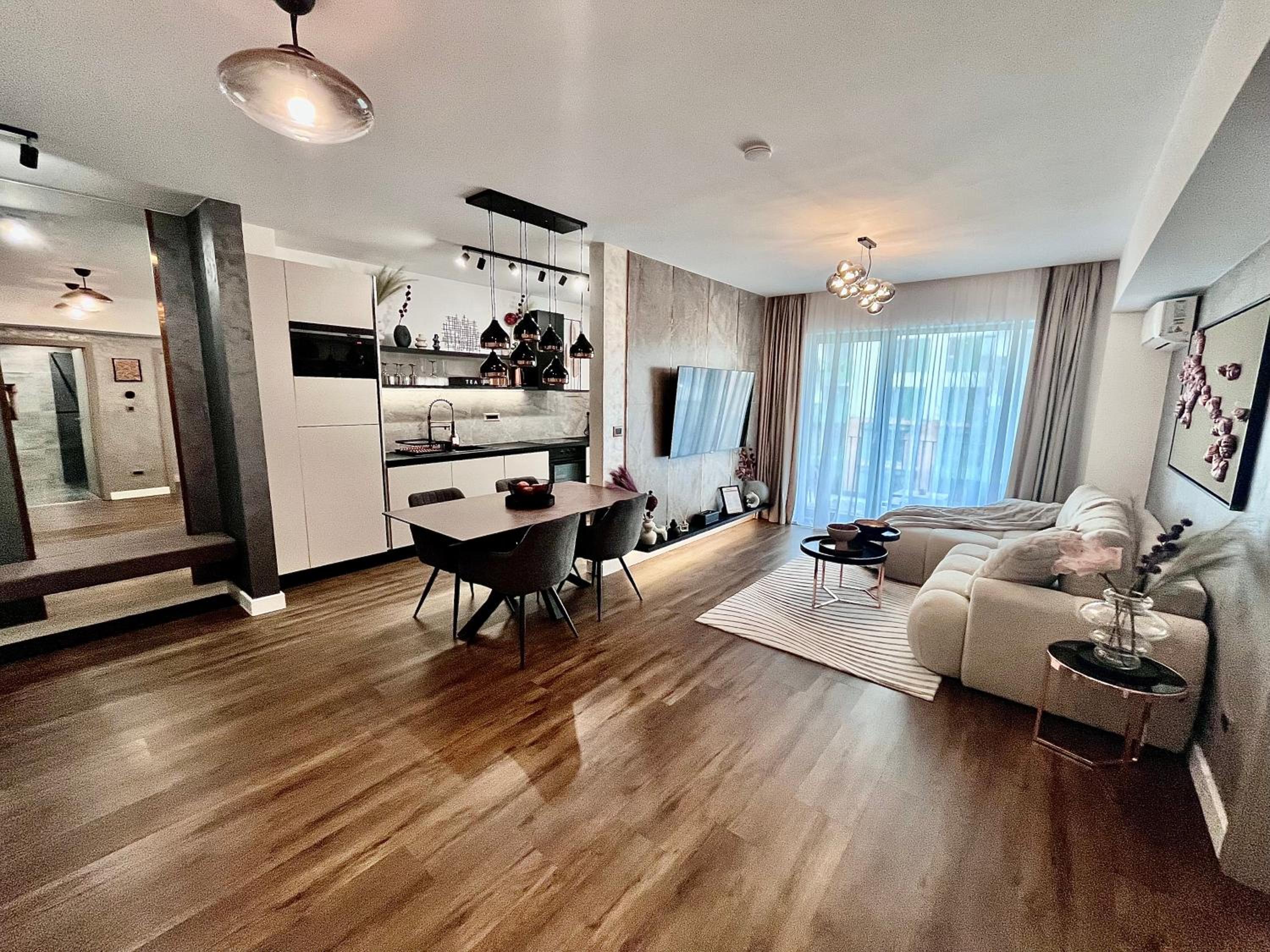 FLH La Vie En Rose Gold - Balcony, Free Parking, Bathtub, King Bed & AC