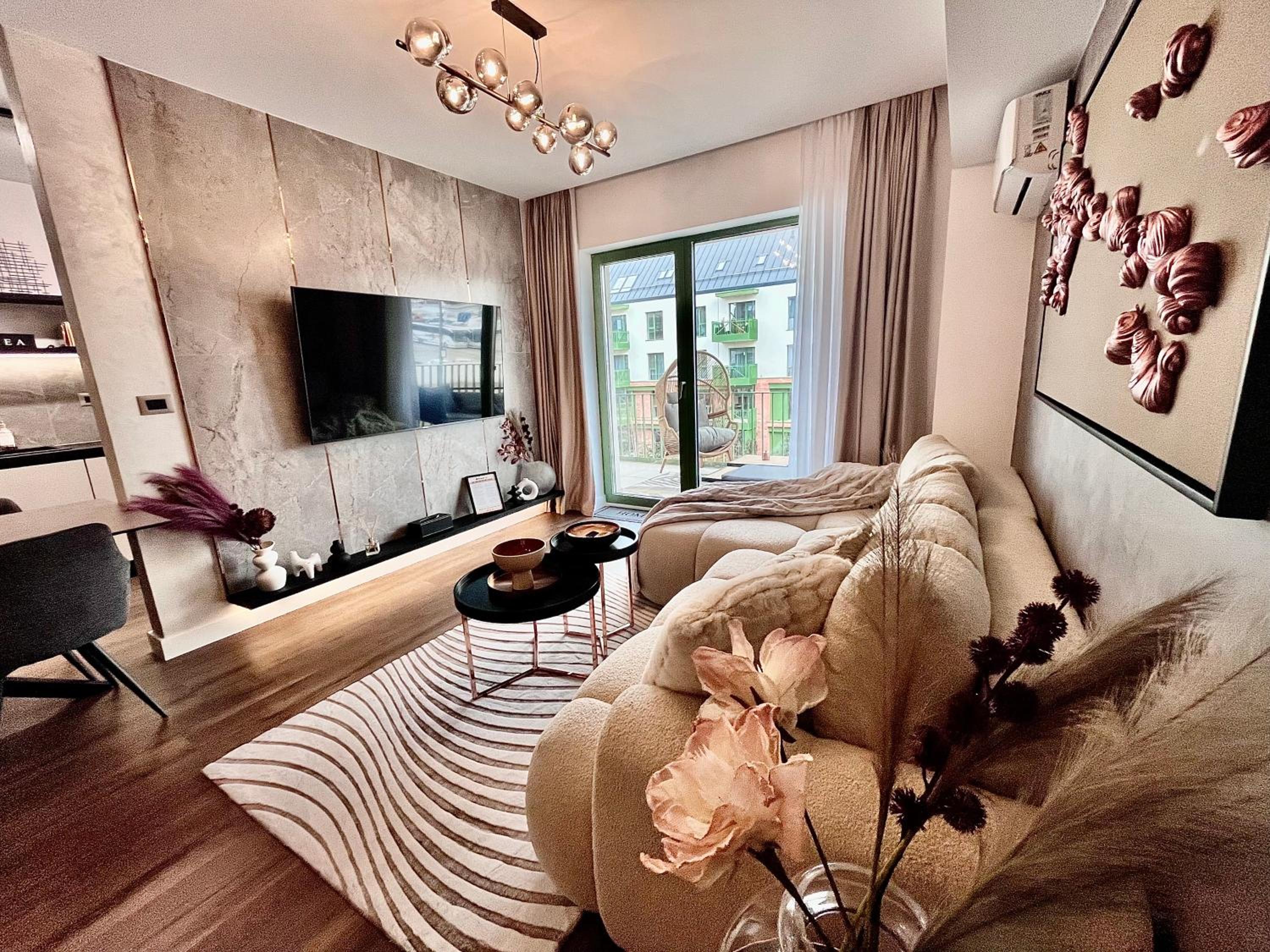 FLH La Vie En Rose Gold - Balcony, Free Parking, Bathtub, King Bed & AC