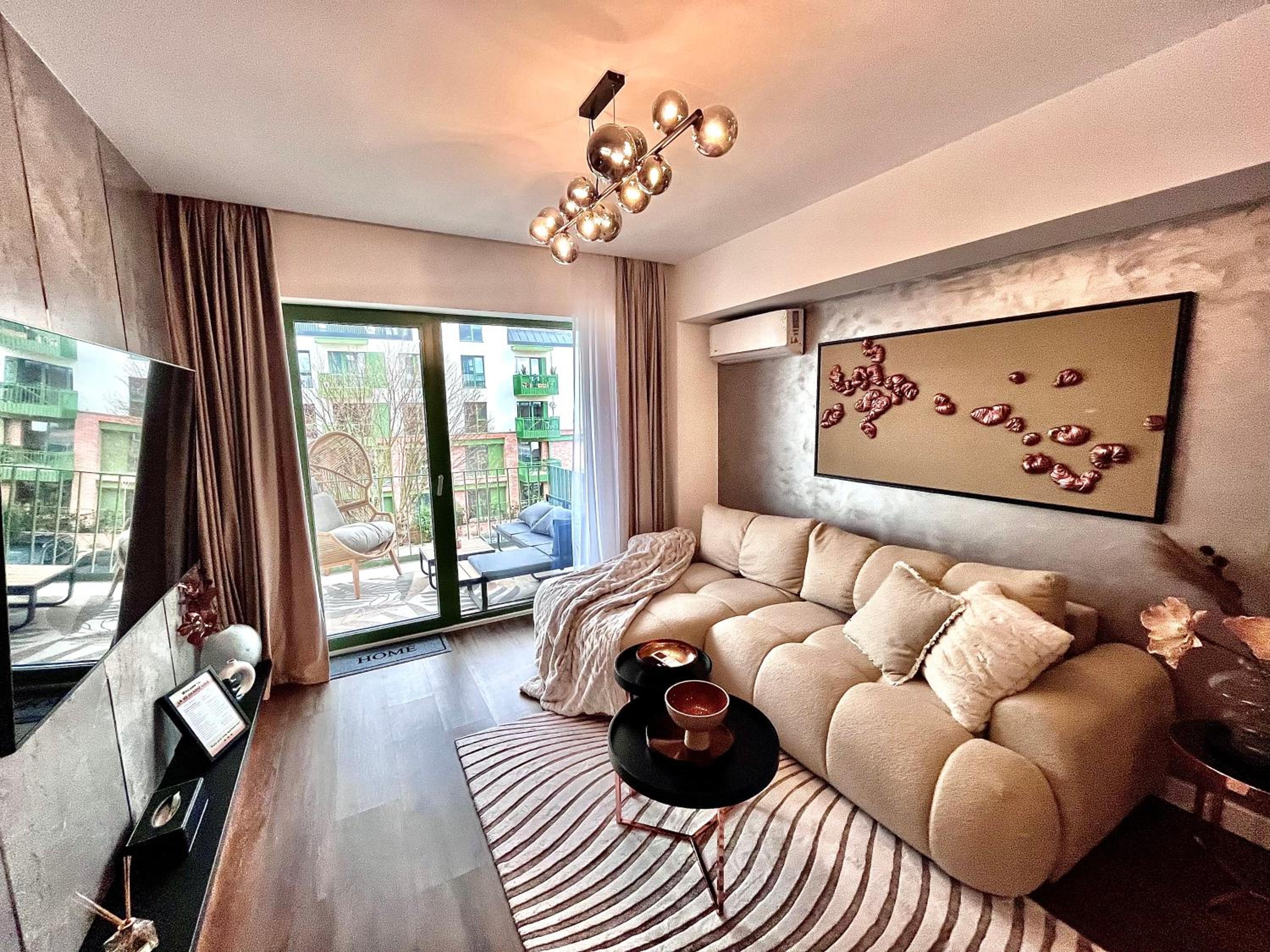 FLH La Vie En Rose Gold - Balcony, Free Parking, Bathtub, King Bed & AC
