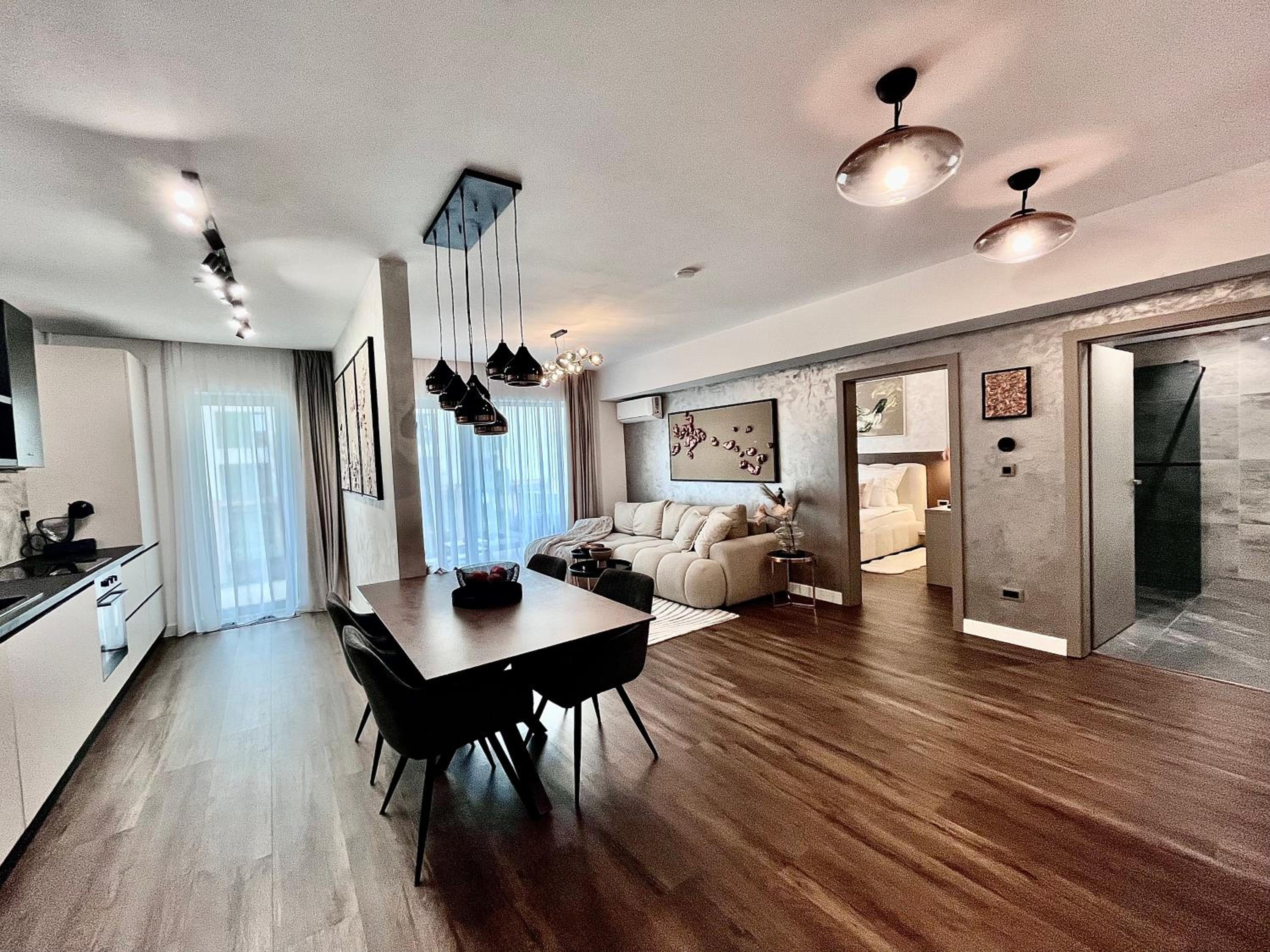 FLH La Vie En Rose Gold - Balcony, Free Parking, Bathtub, King Bed & AC