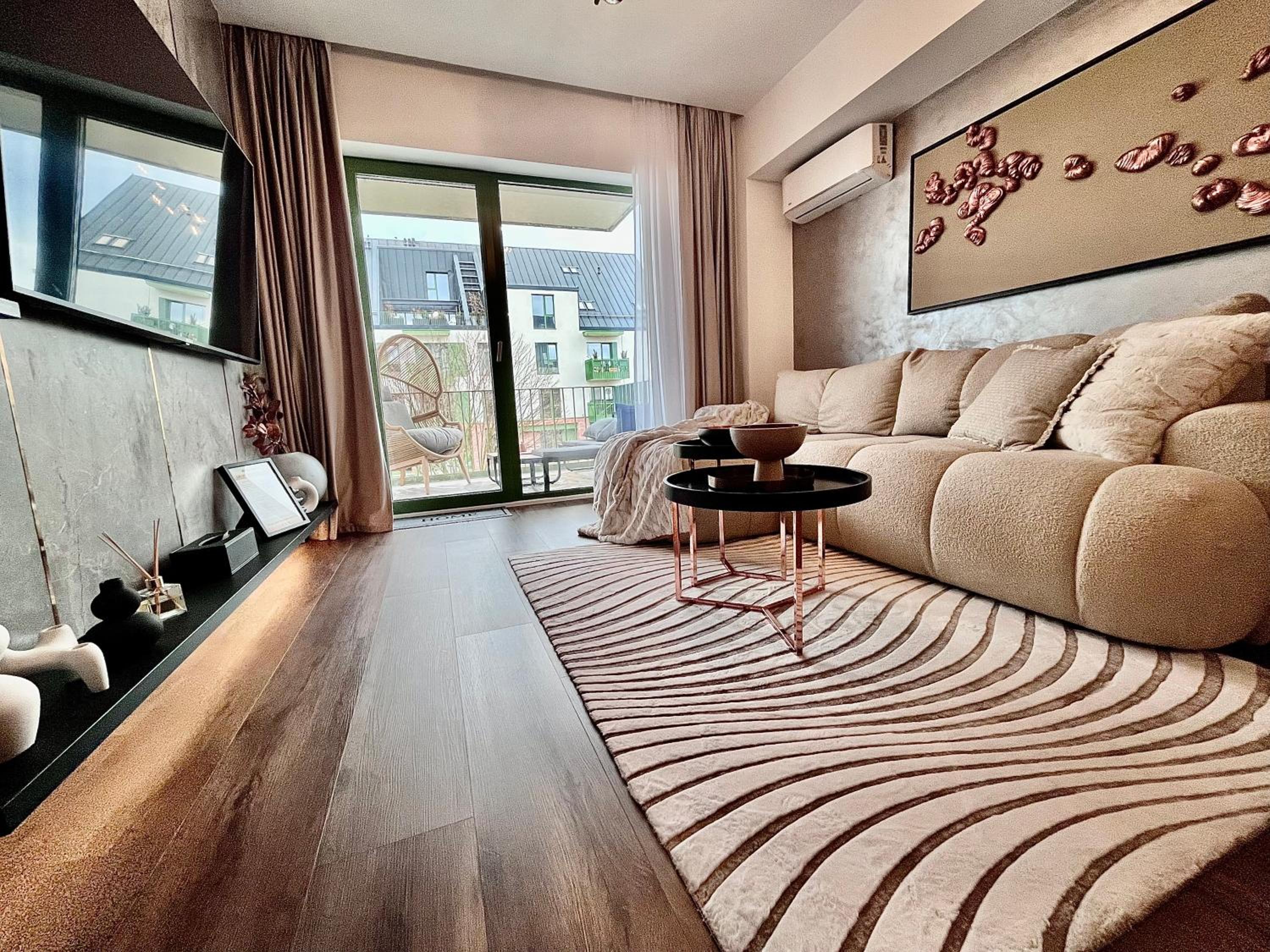 FLH La Vie En Rose Gold - Balcony, Free Parking, Bathtub, King Bed & AC