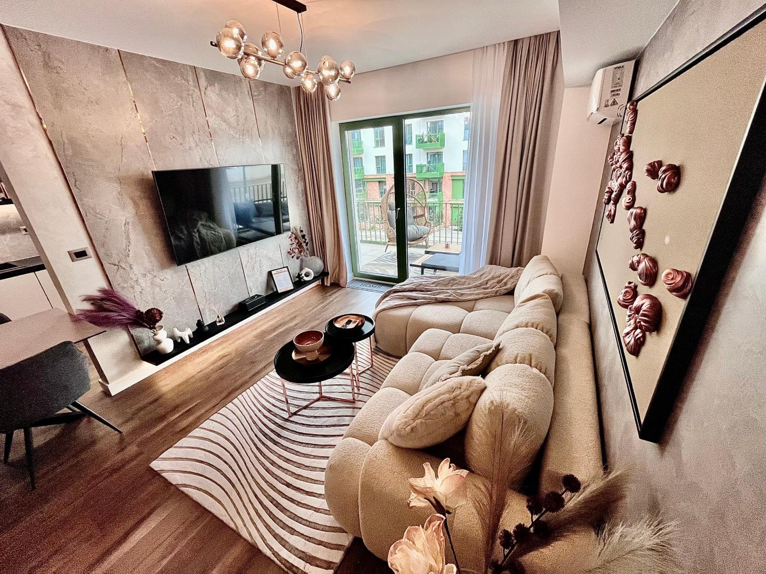 FLH La Vie En Rose Gold - Balcony, Free Parking, Bathtub, King Bed & AC