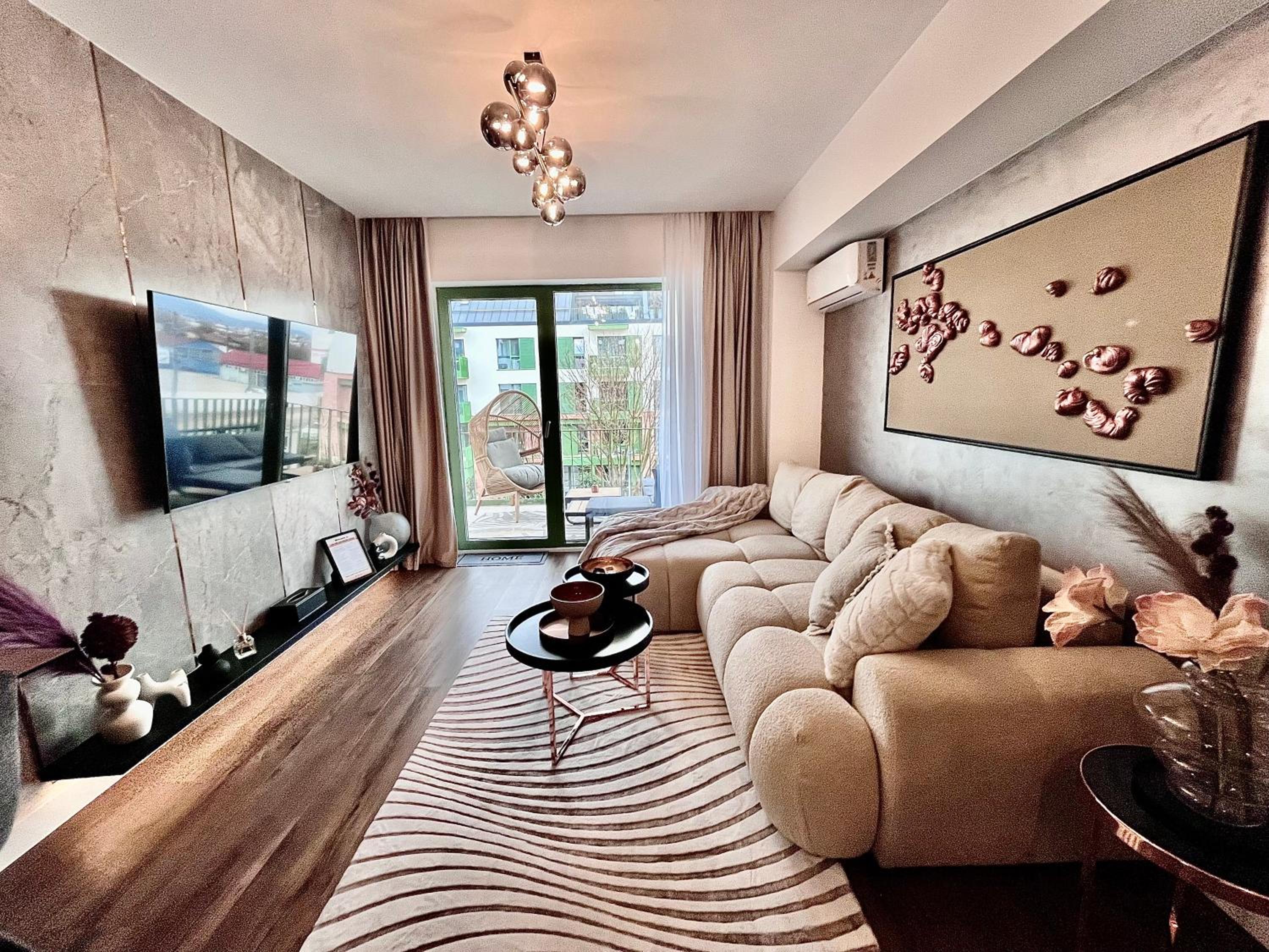 FLH La Vie En Rose Gold - Balcony, Free Parking, Bathtub, King Bed & AC