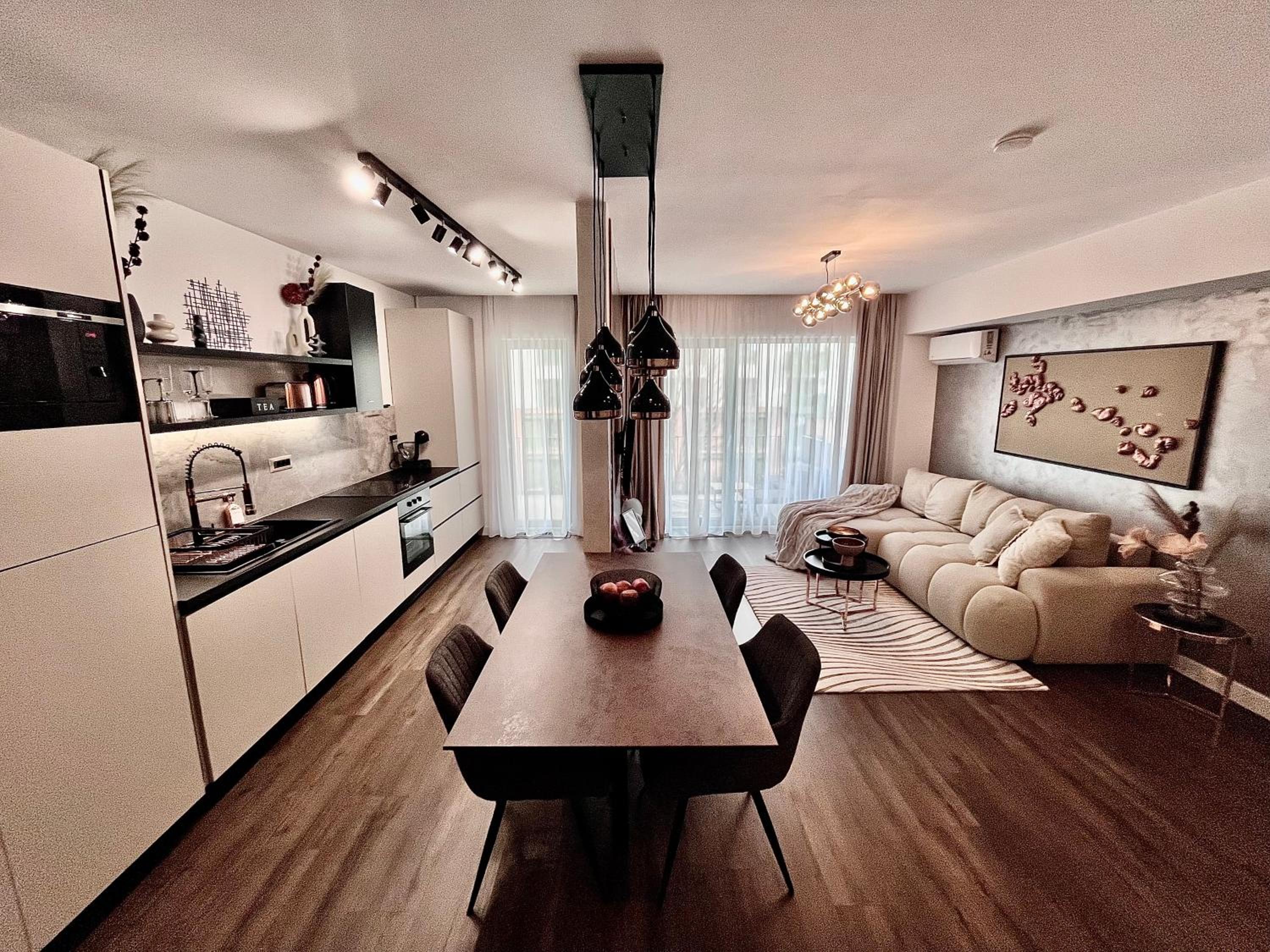 FLH La Vie En Rose Gold - Balcony, Free Parking, Bathtub, King Bed & AC