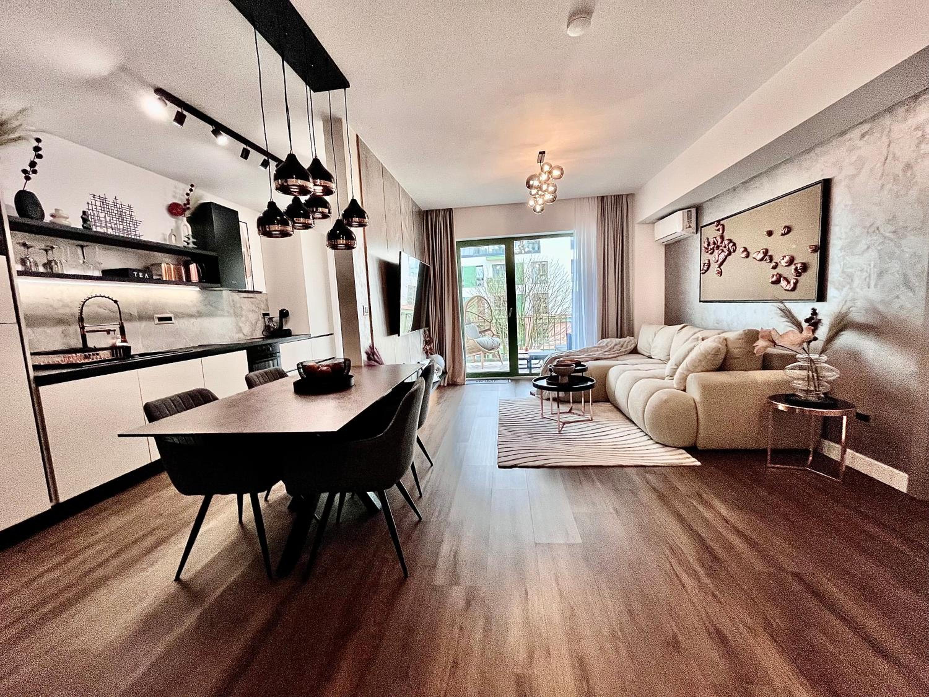 FLH La Vie En Rose Gold - Balcony, Free Parking, Bathtub, King Bed & AC