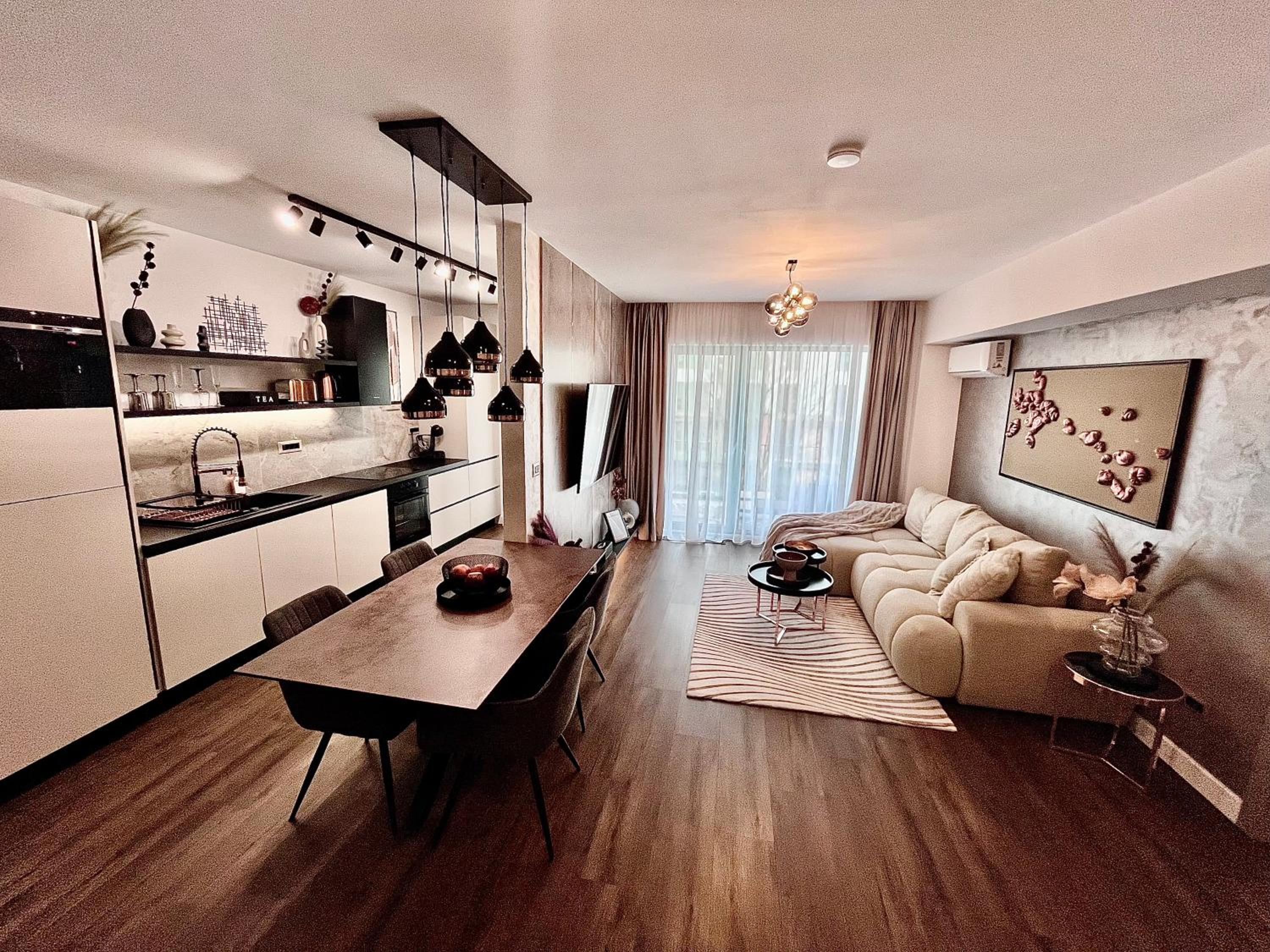 FLH La Vie En Rose Gold - Balcony, Free Parking, Bathtub, King Bed & AC