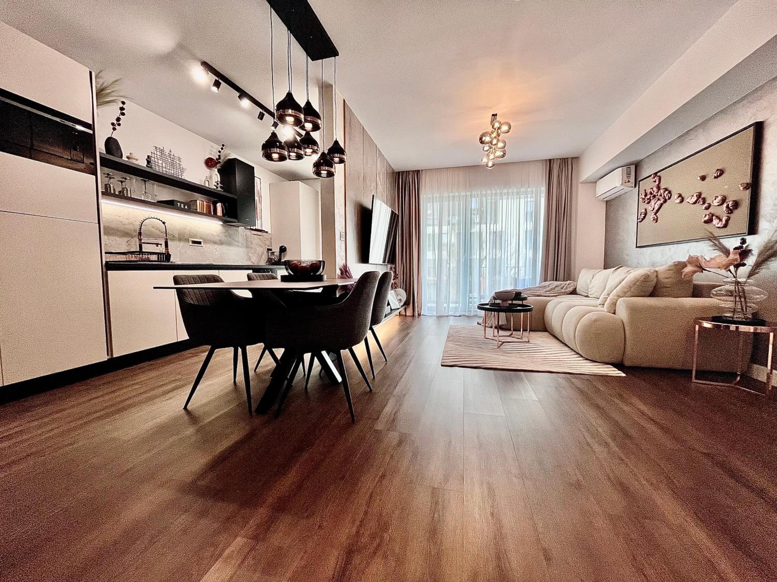 FLH La Vie En Rose Gold - Balcony, Free Parking, Bathtub, King Bed & AC