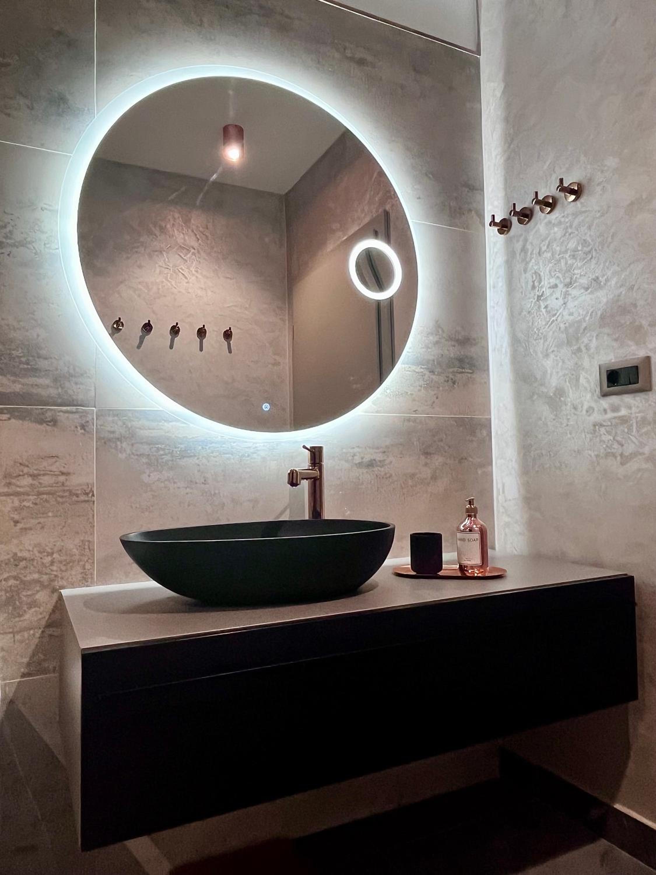 FLH La Vie En Rose Gold - Balcony, Free Parking, Bathtub, King Bed & AC