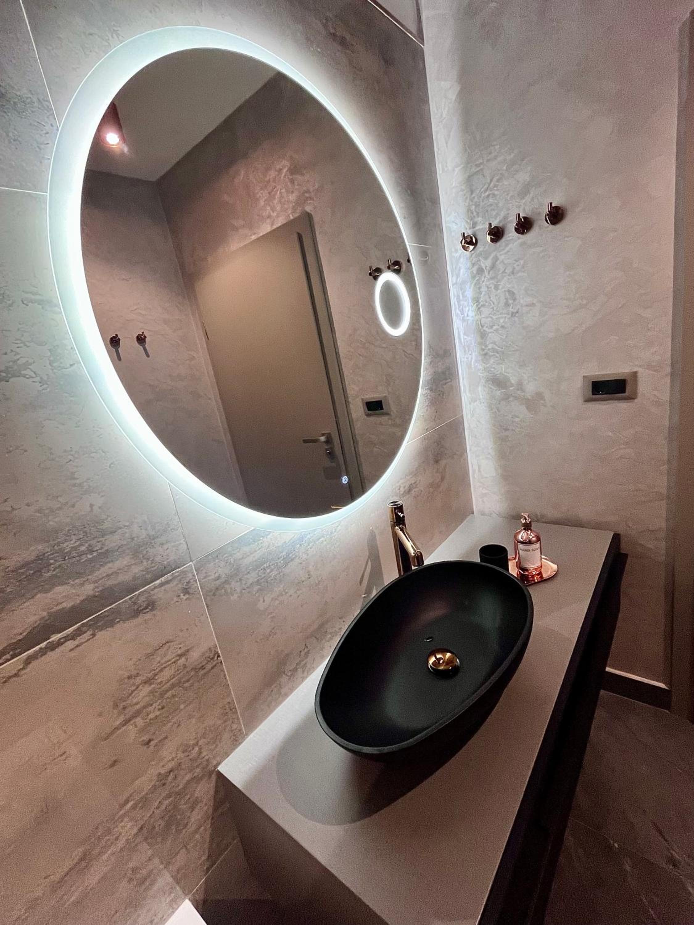 FLH La Vie En Rose Gold - Balcony, Free Parking, Bathtub, King Bed & AC