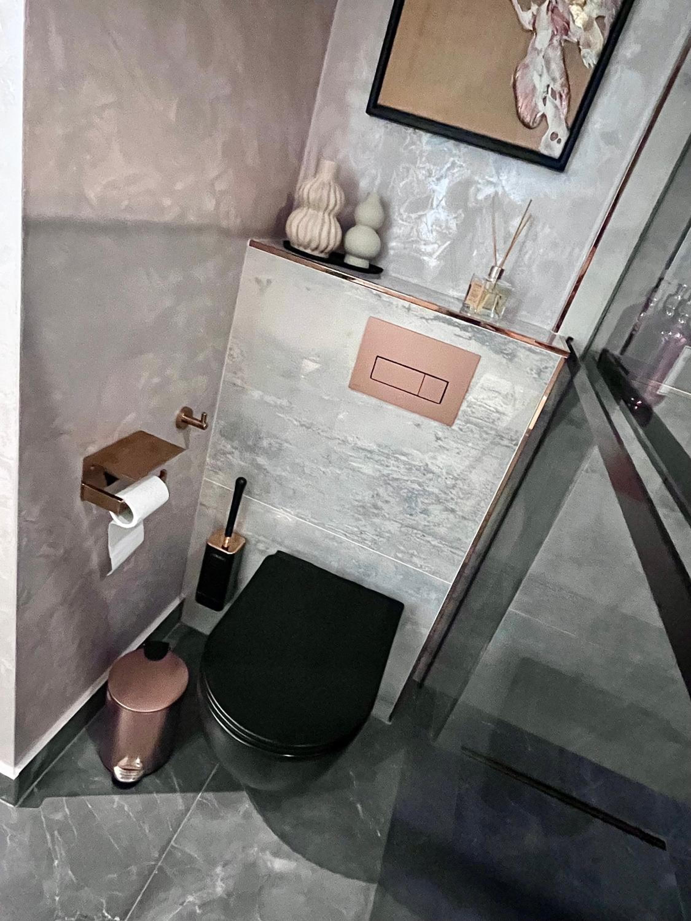 FLH La Vie En Rose Gold - Balcony, Free Parking, Bathtub, King Bed & AC