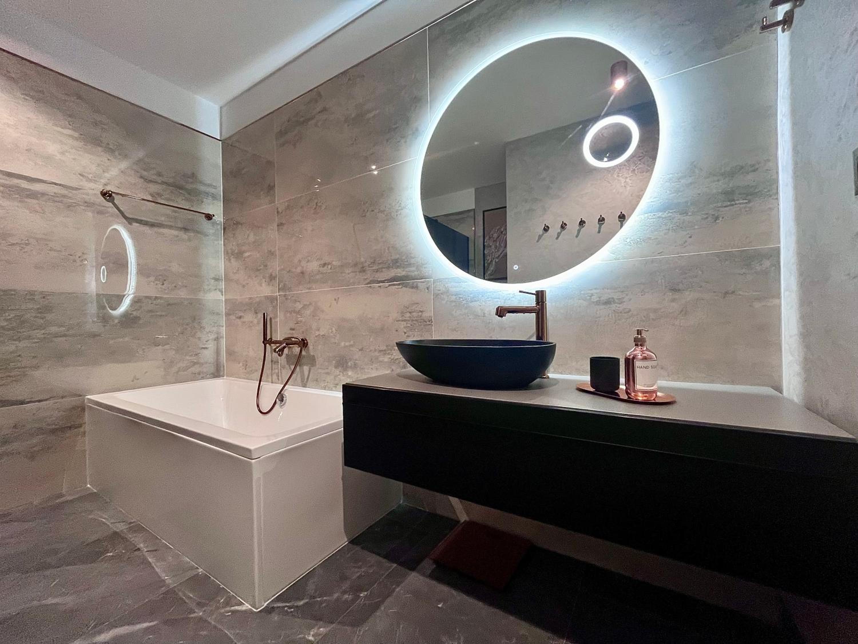 FLH La Vie En Rose Gold - Balcony, Free Parking, Bathtub, King Bed & AC
