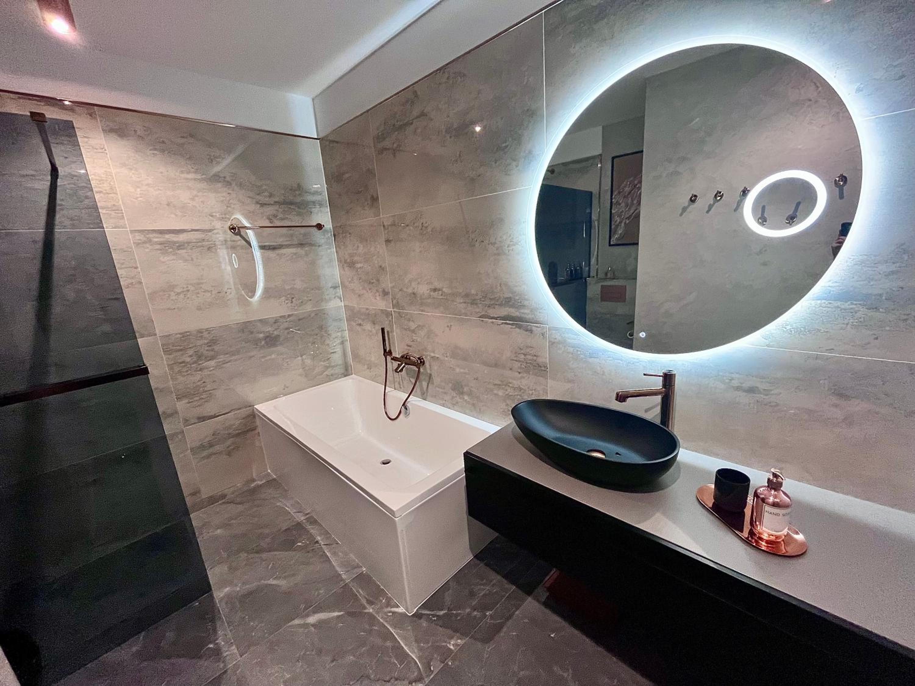 FLH La Vie En Rose Gold - Balcony, Free Parking, Bathtub, King Bed & AC