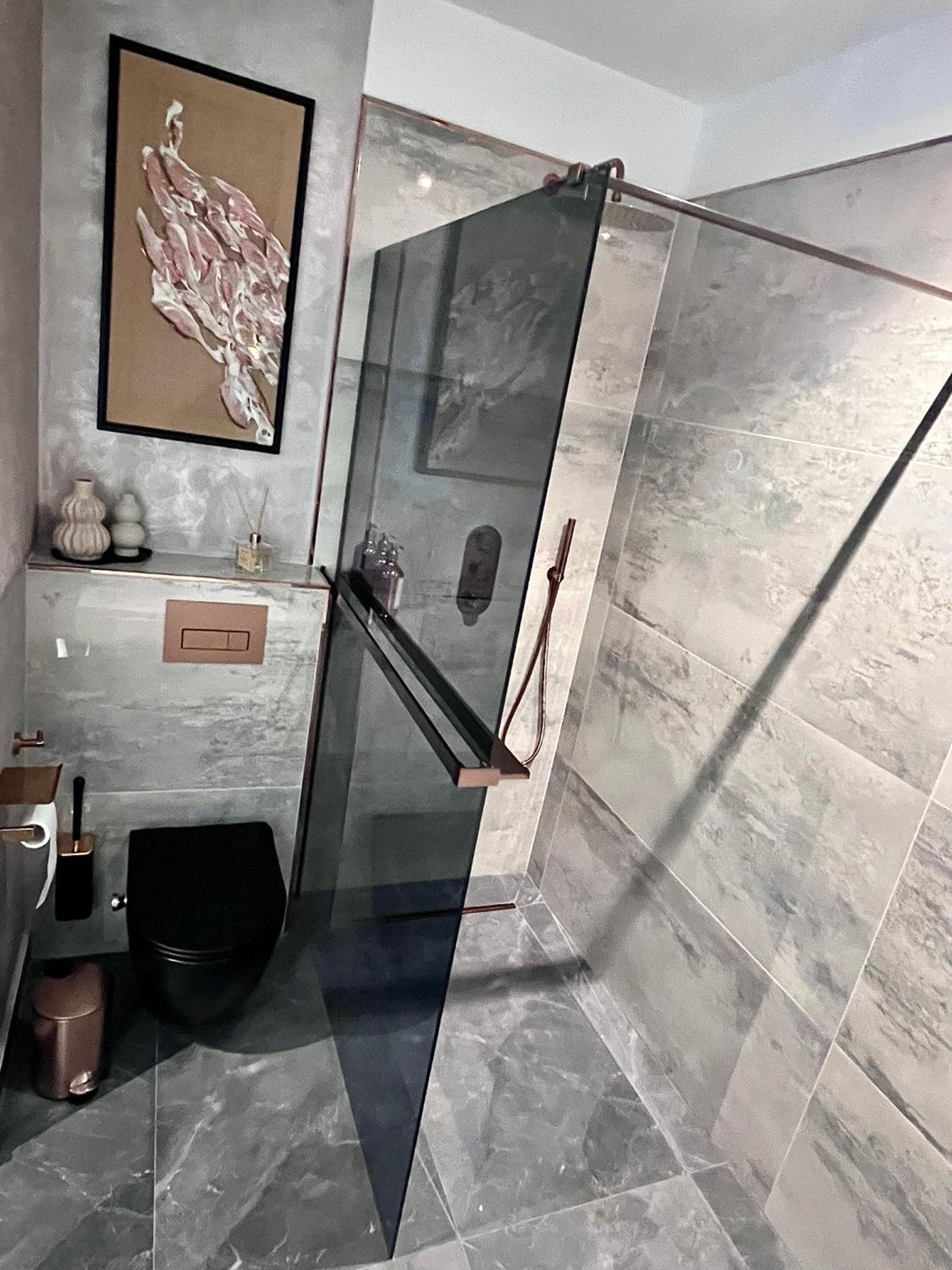 FLH La Vie En Rose Gold - Balcony, Free Parking, Bathtub, King Bed & AC