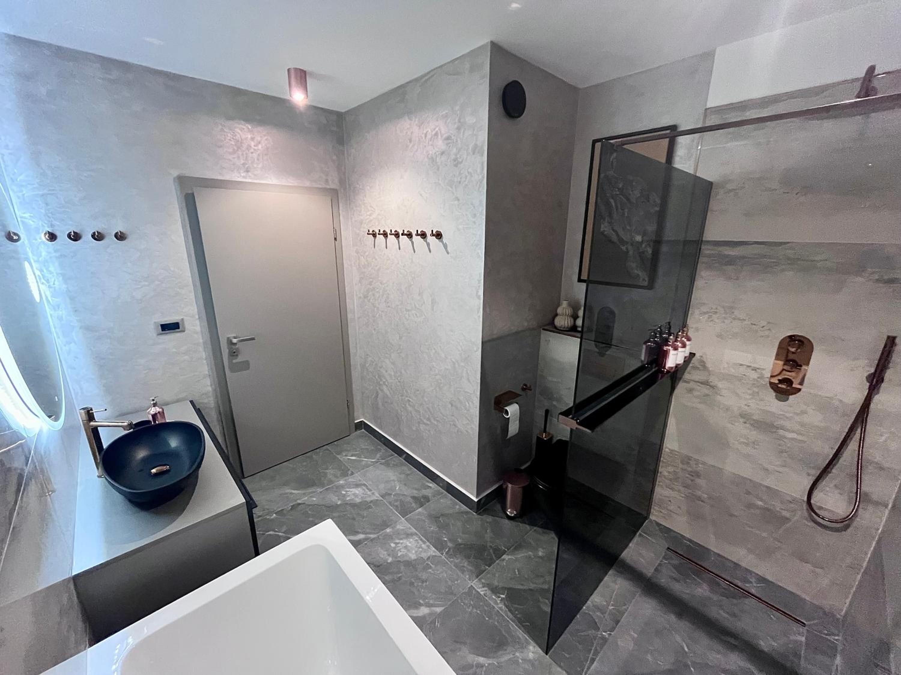 FLH La Vie En Rose Gold - Balcony, Free Parking, Bathtub, King Bed & AC