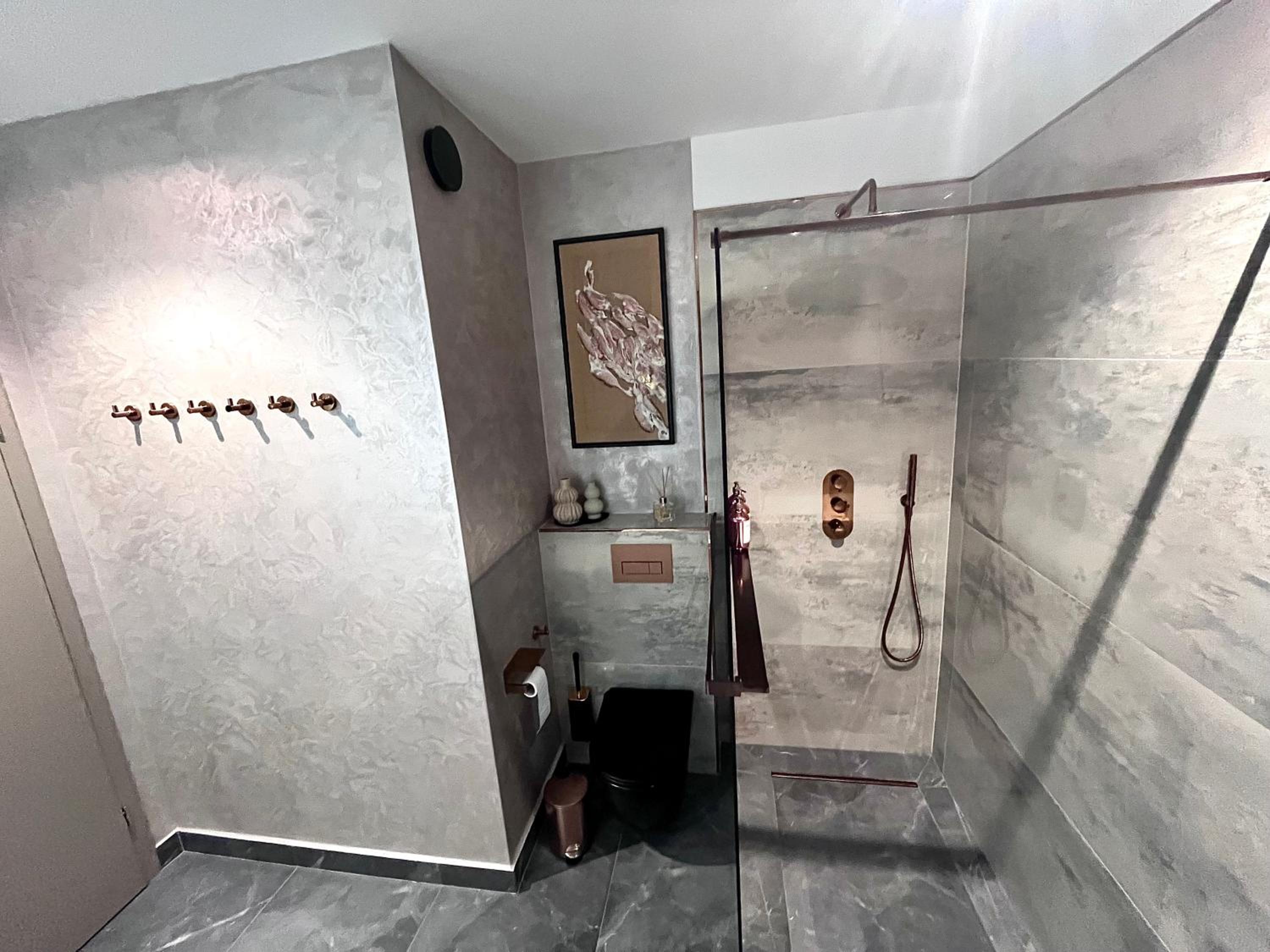 FLH La Vie En Rose Gold - Balcony, Free Parking, Bathtub, King Bed & AC
