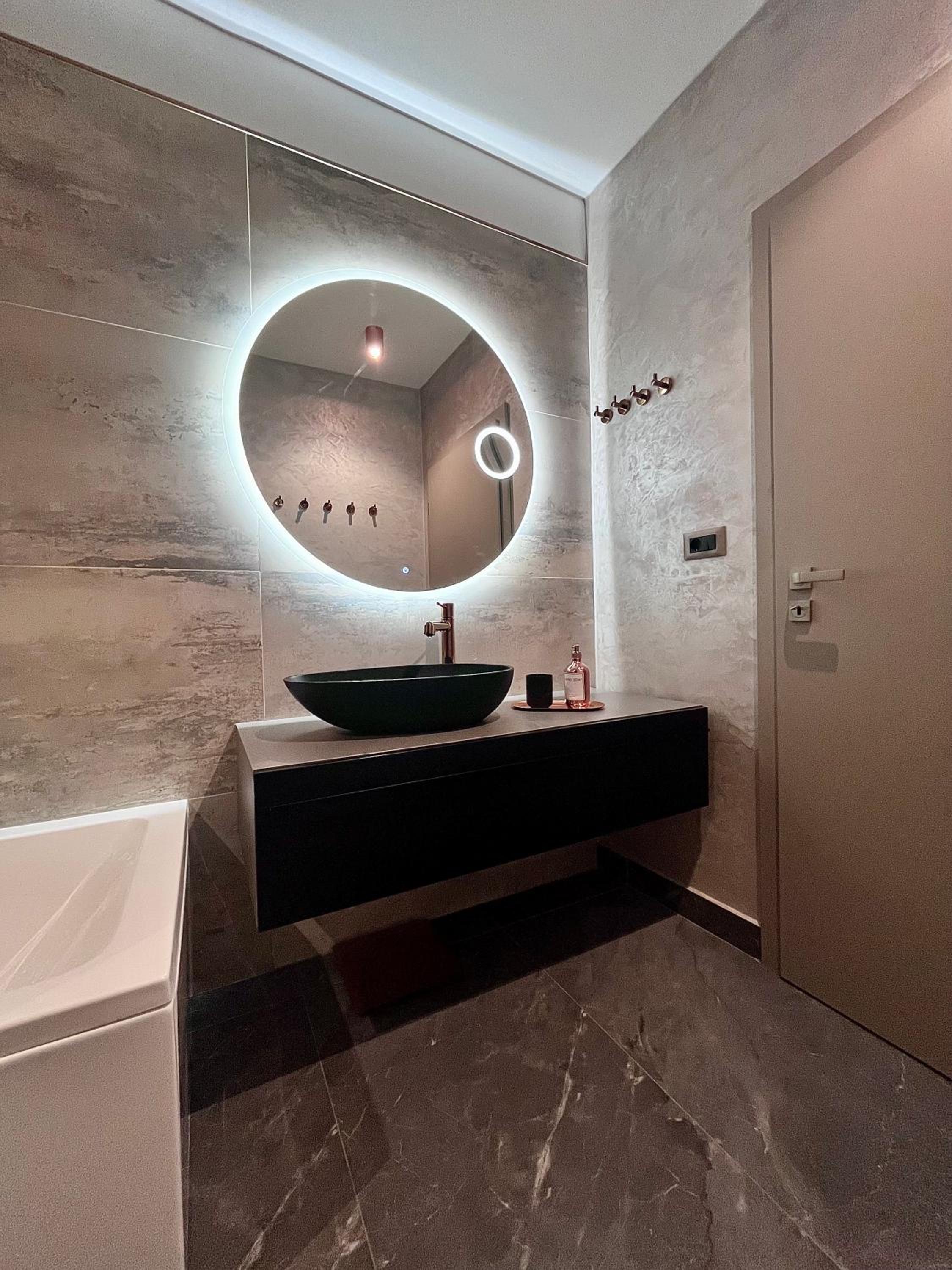 FLH La Vie En Rose Gold - Balcony, Free Parking, Bathtub, King Bed & AC
